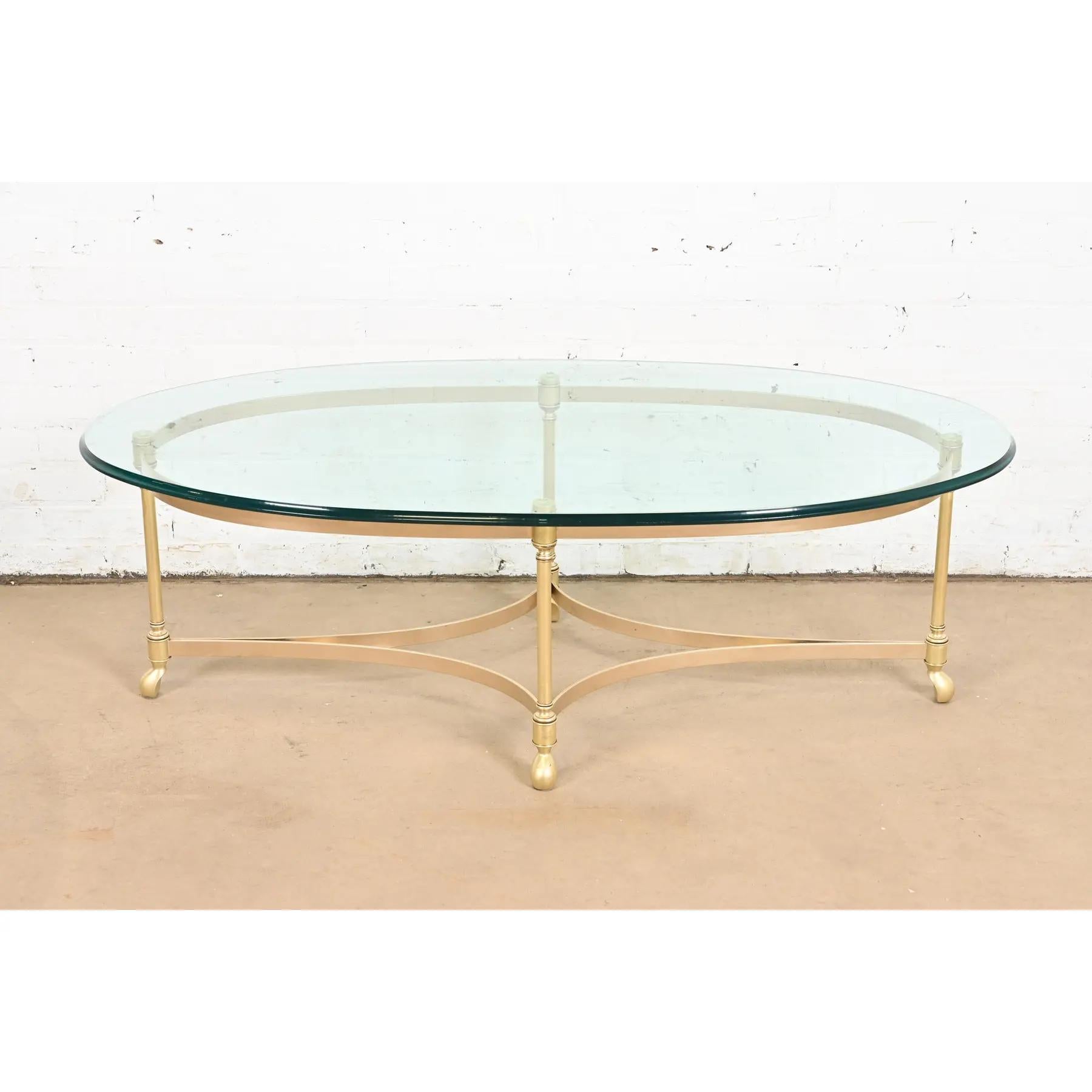 Ein wunderschöner ovaler Couch- oder Cocktailtisch aus der Mitte des Jahrhunderts im Hollywood-Regency-Stil

Von Labarge

USA, ca. 1960er Jahre

Massiver Messingrahmen, mit abgeschrägter Glasplatte.

Maße: 51,5 
