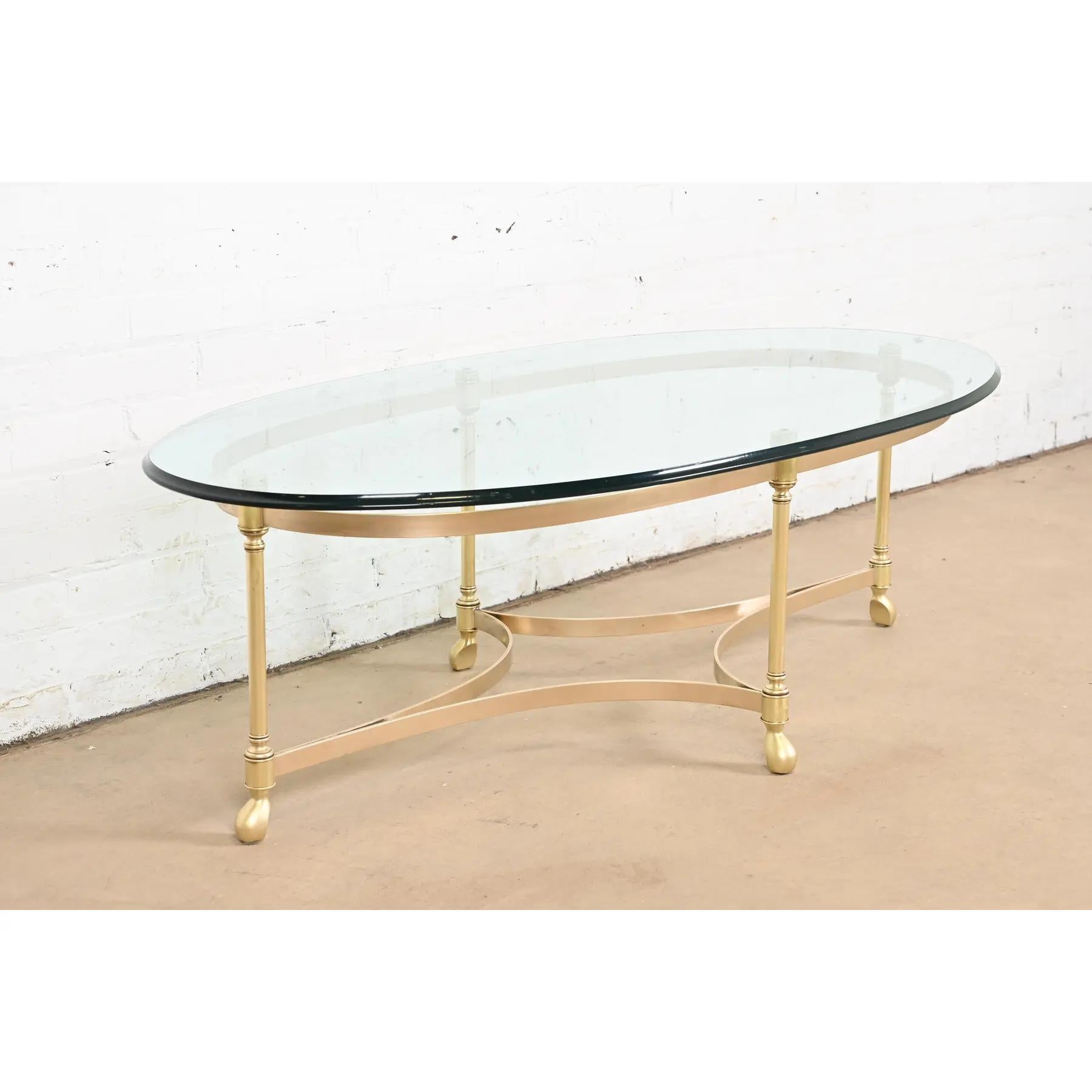 Labarge Hollywood Regency-Cocktailtisch aus Messing und Glas, ca. 1960er Jahre (Mitte des 20. Jahrhunderts) im Angebot