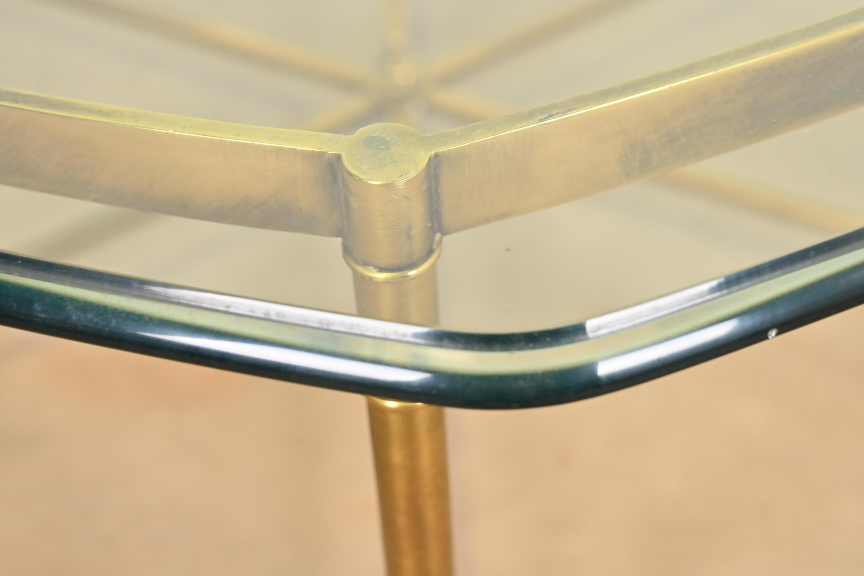 Table de cocktail Labarge Hollywood Regency à pieds ongulés en laiton et verre, années 1960 en vente 4