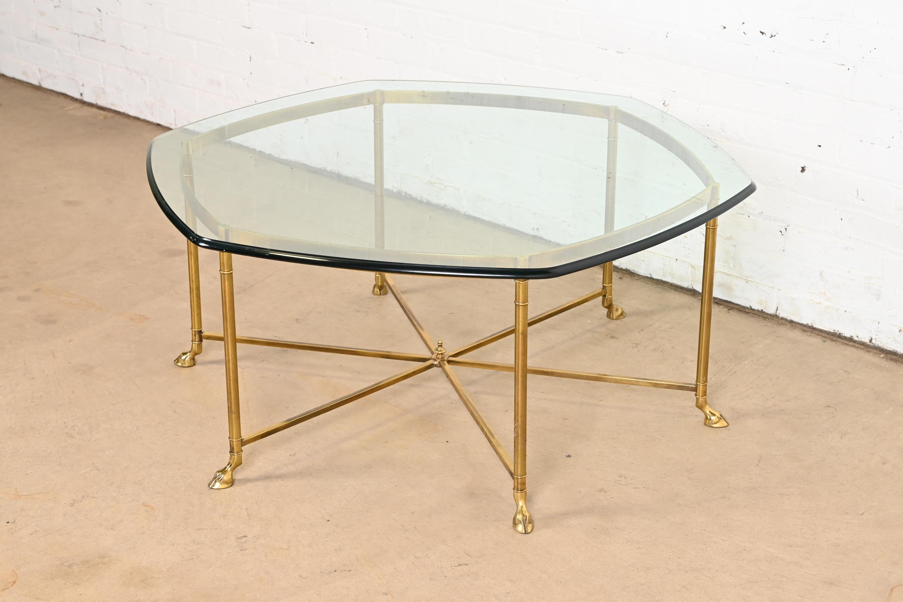 Magnifique table basse ou table de cocktail hexagonale à pieds en sabots, de style Hollywood Regency, de style moderne du milieu du siècle dernier.

Par Labarge

Circa 1960s

Cadre en laiton massif, avec plateau en verre biseauté.

Dimensions : 42