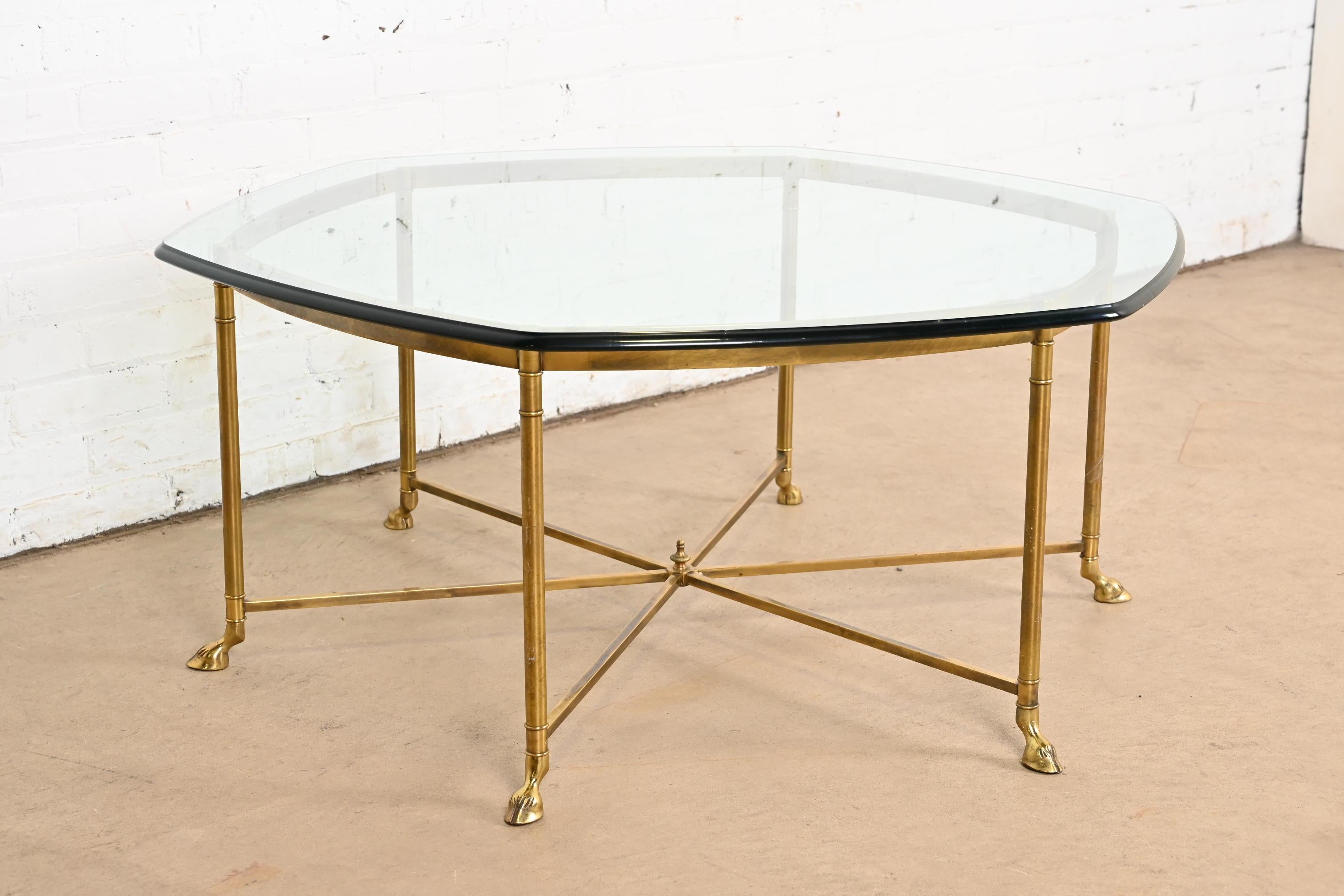 Inconnu Table de cocktail Labarge Hollywood Regency à pieds ongulés en laiton et verre, années 1960 en vente