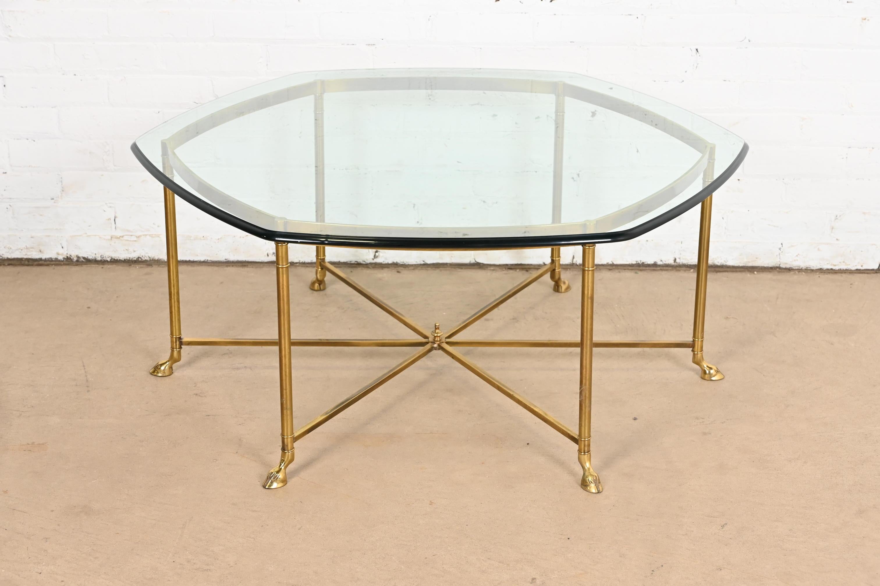 Table de cocktail Labarge Hollywood Regency à pieds ongulés en laiton et verre, années 1960 Bon état - En vente à South Bend, IN