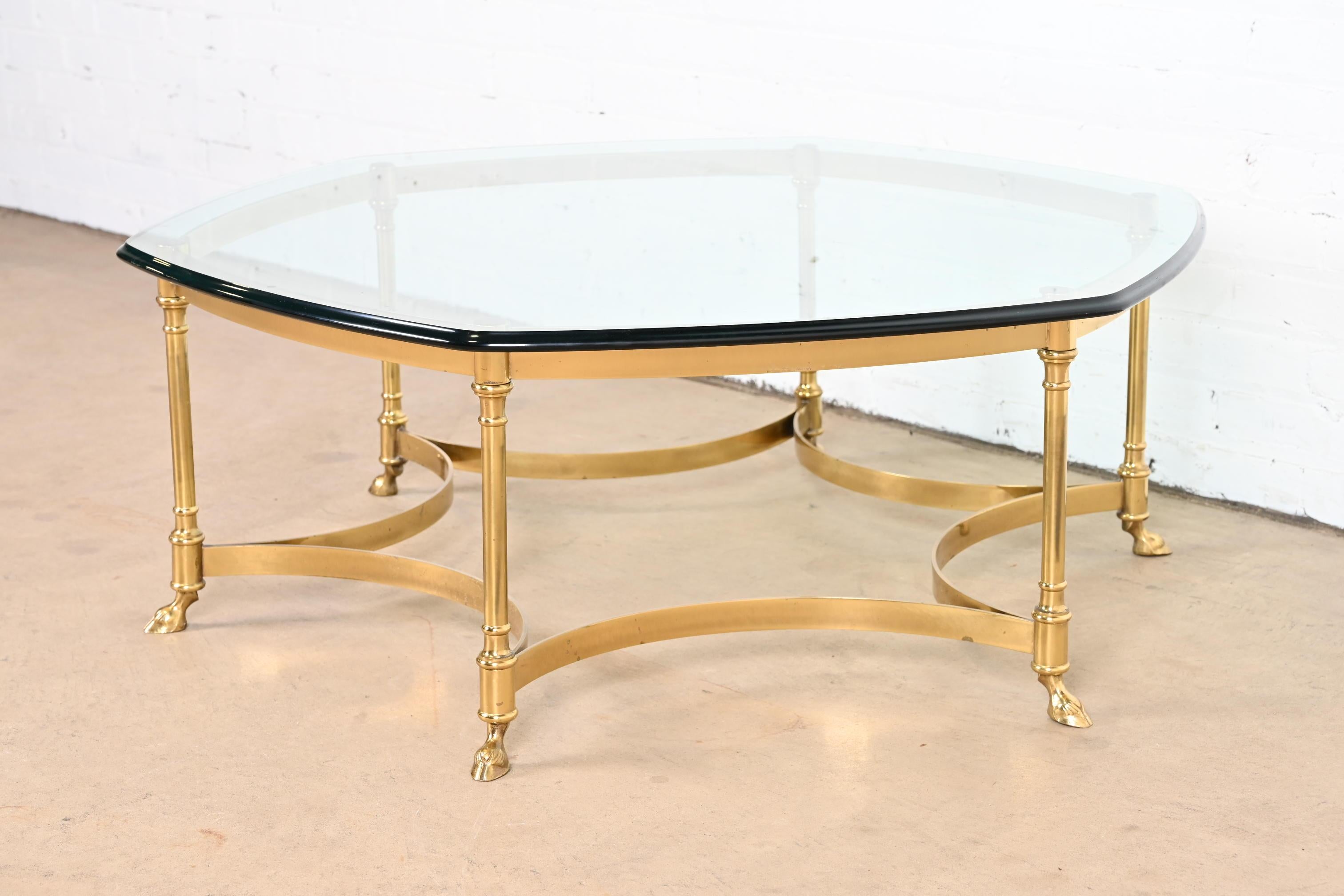 20ième siècle Labarge table de cocktail Hollywood Regency à pieds à capuche en laiton et verre, années 1960 en vente