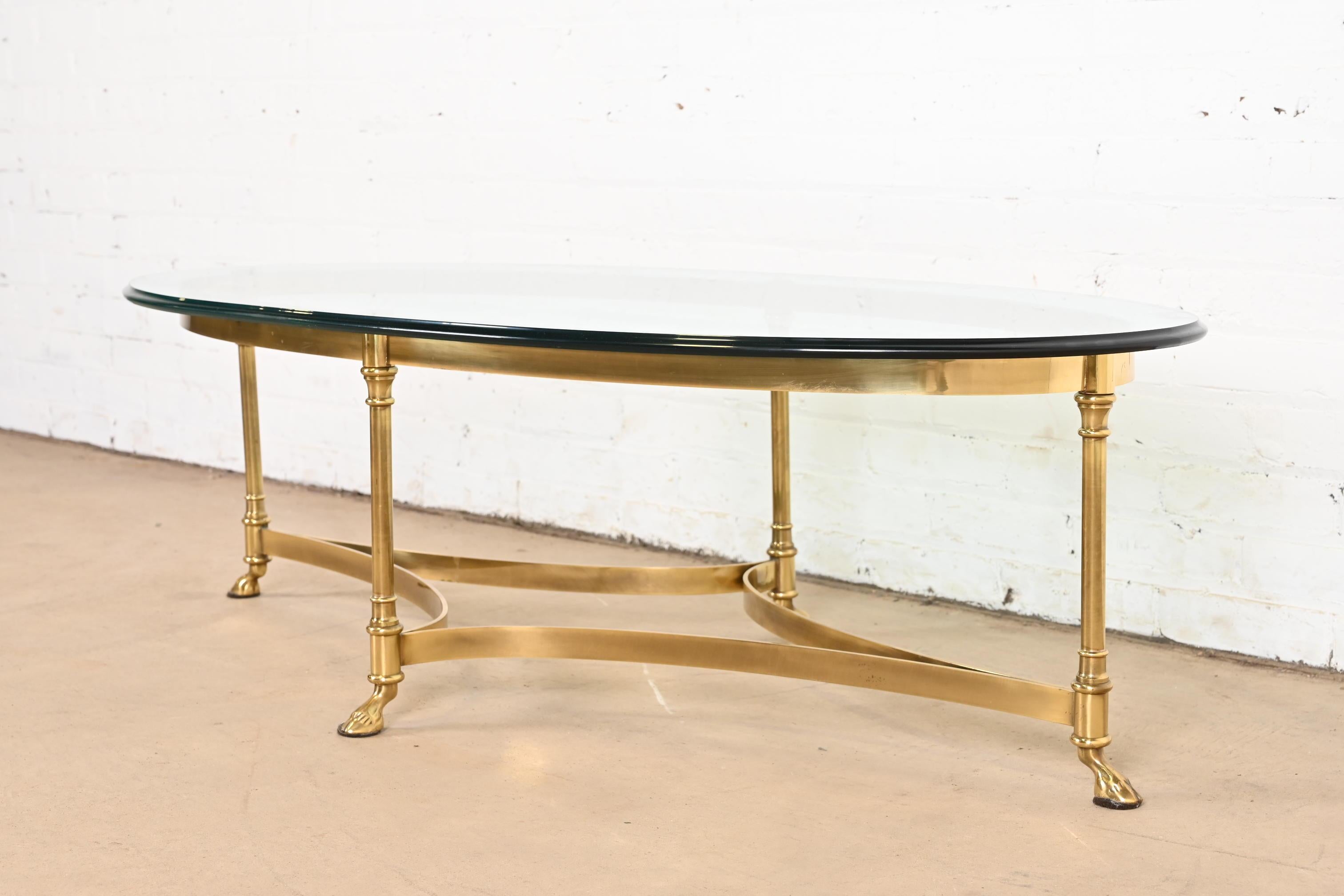 Milieu du XXe siècle Table de cocktail Labarge Hollywood Regency à pieds ongulés en laiton et verre, années 1960