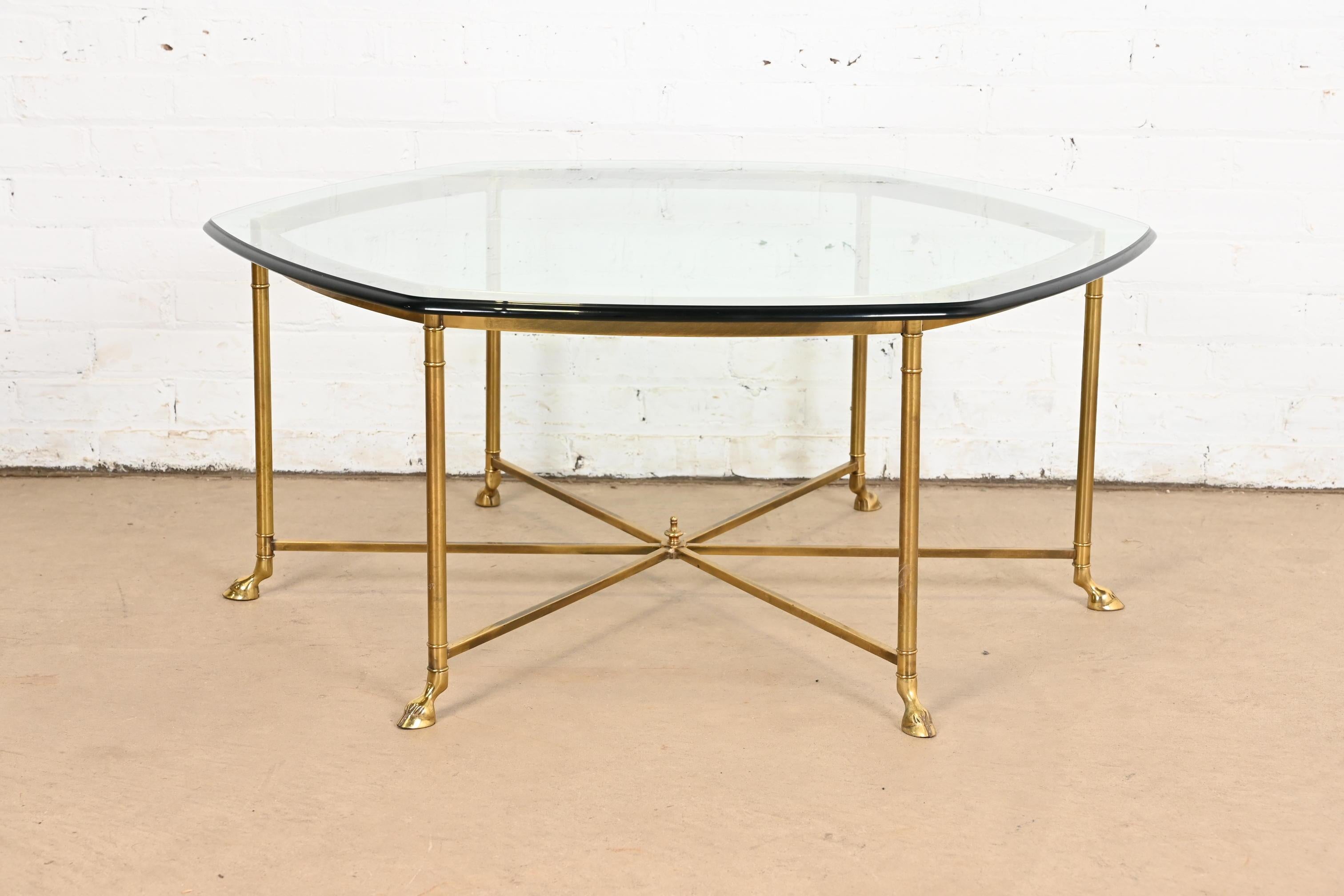Milieu du XXe siècle Table de cocktail Labarge Hollywood Regency à pieds ongulés en laiton et verre, années 1960 en vente