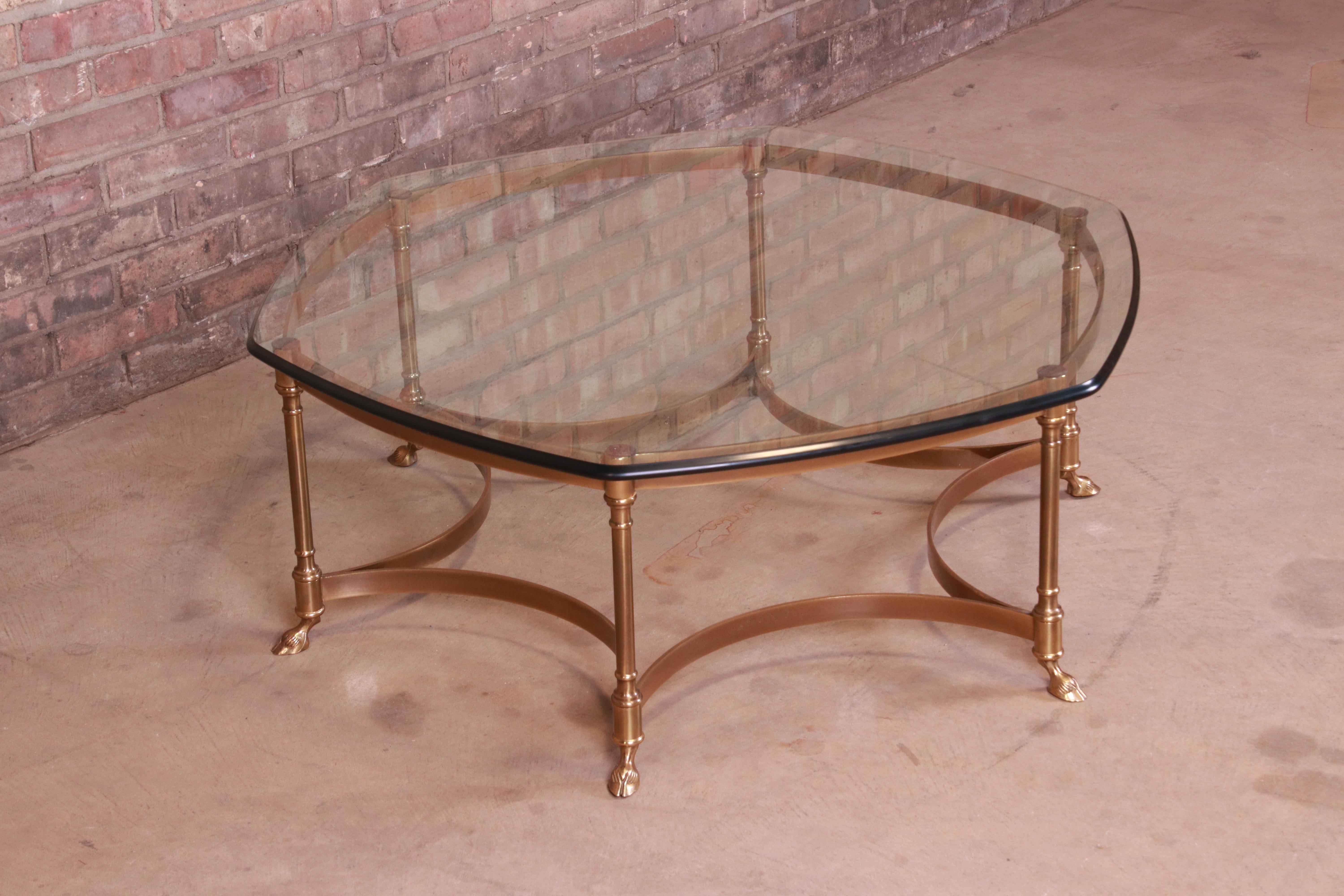 20ième siècle Table de cocktail Labarge Hollywood Regency à pieds ongulés en laiton et verre, années 1960 en vente