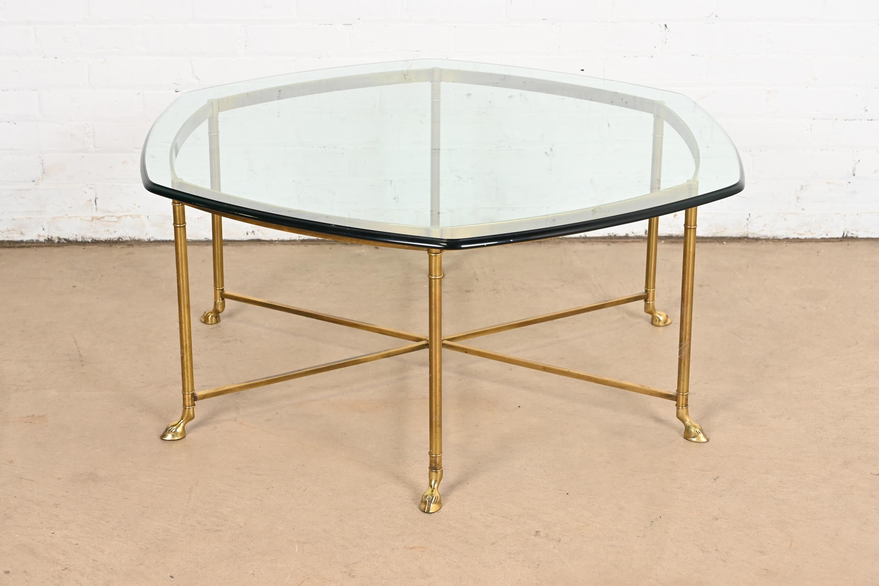 Laiton Table de cocktail Labarge Hollywood Regency à pieds ongulés en laiton et verre, années 1960 en vente