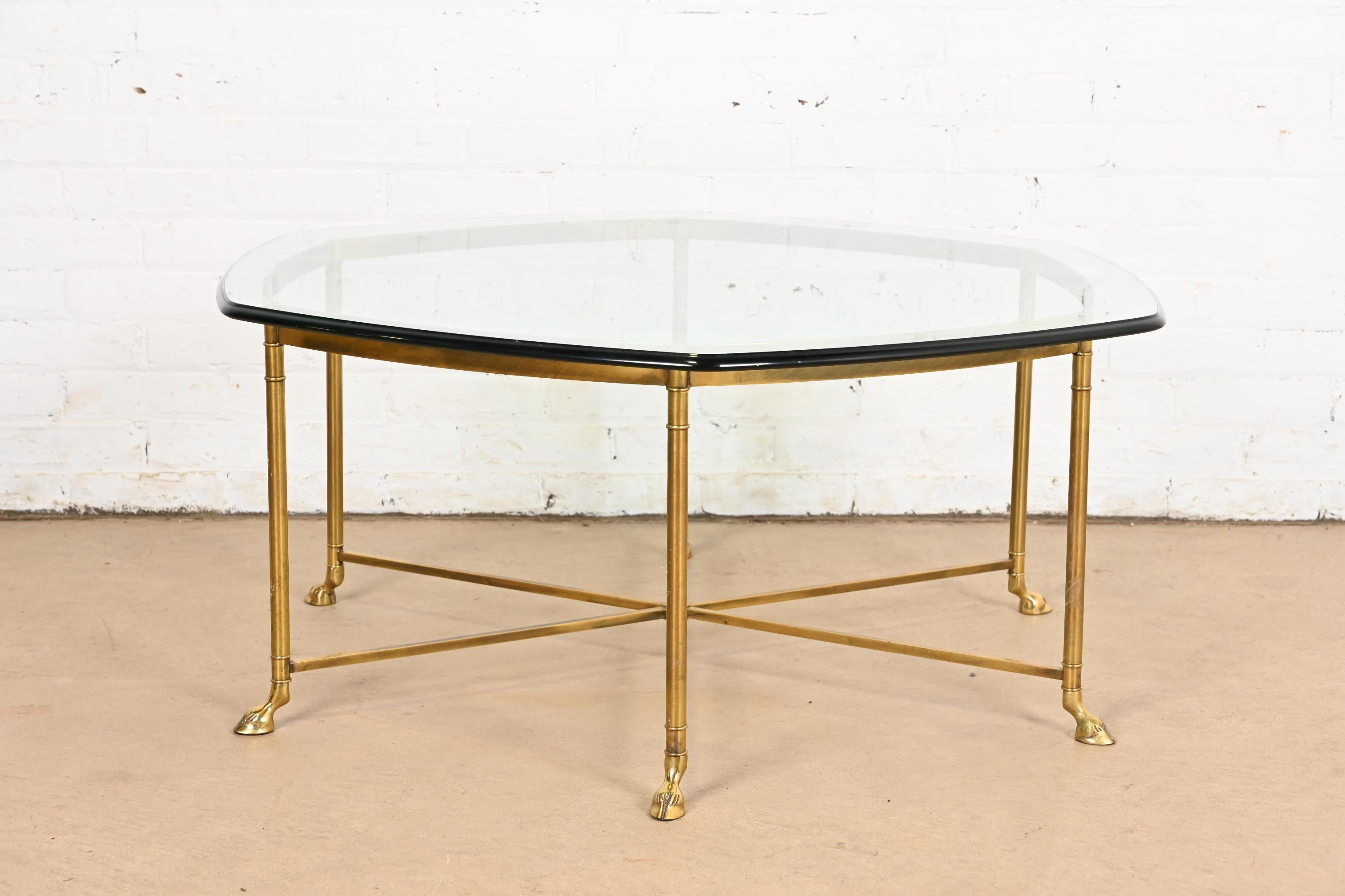 Table de cocktail Labarge Hollywood Regency à pieds ongulés en laiton et verre, années 1960 en vente 1