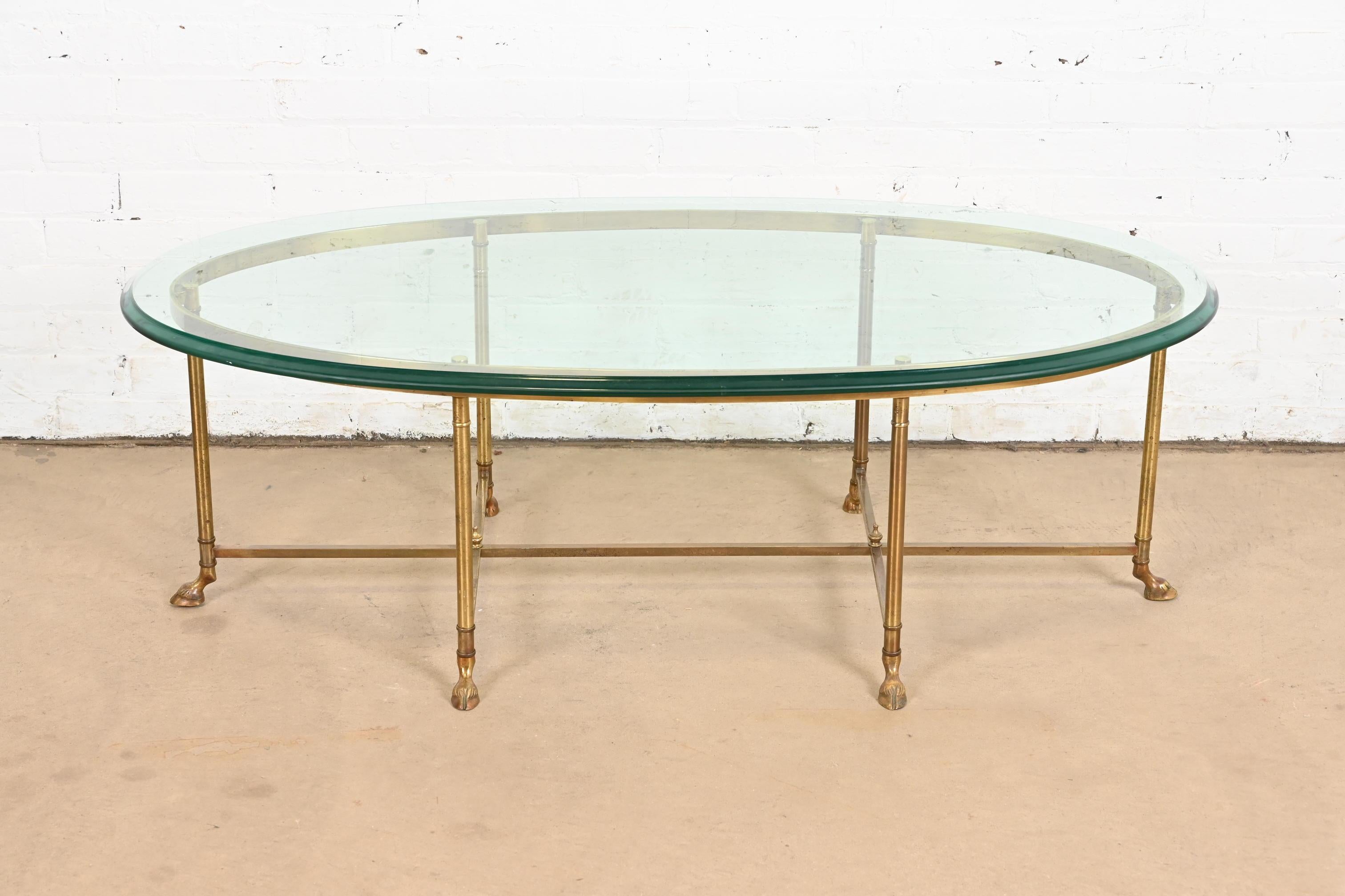 Magnifique table basse ou table de cocktail à pieds en sabot, de style Hollywood Regency et de style moderne du milieu du siècle dernier.

Par Labarge

Circa 1960s

Cadre en laiton massif, avec plateau en verre biseauté.

Dimensions : 52 