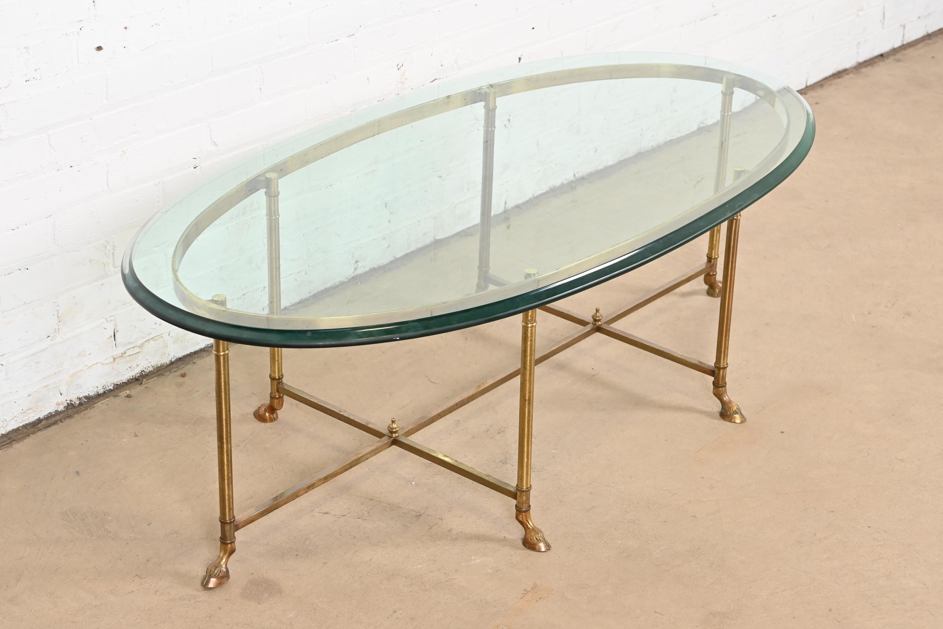 Labarge table de cocktail Hollywood Regency avec pieds à capuche en laiton et verre, vers 1960 Bon état - En vente à South Bend, IN