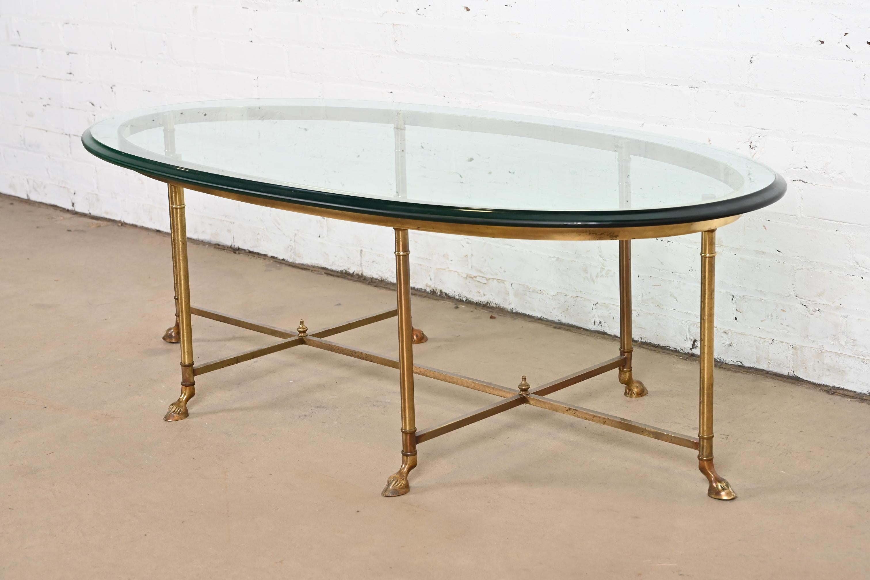 Milieu du XXe siècle Labarge table de cocktail Hollywood Regency avec pieds à capuche en laiton et verre, vers 1960 en vente