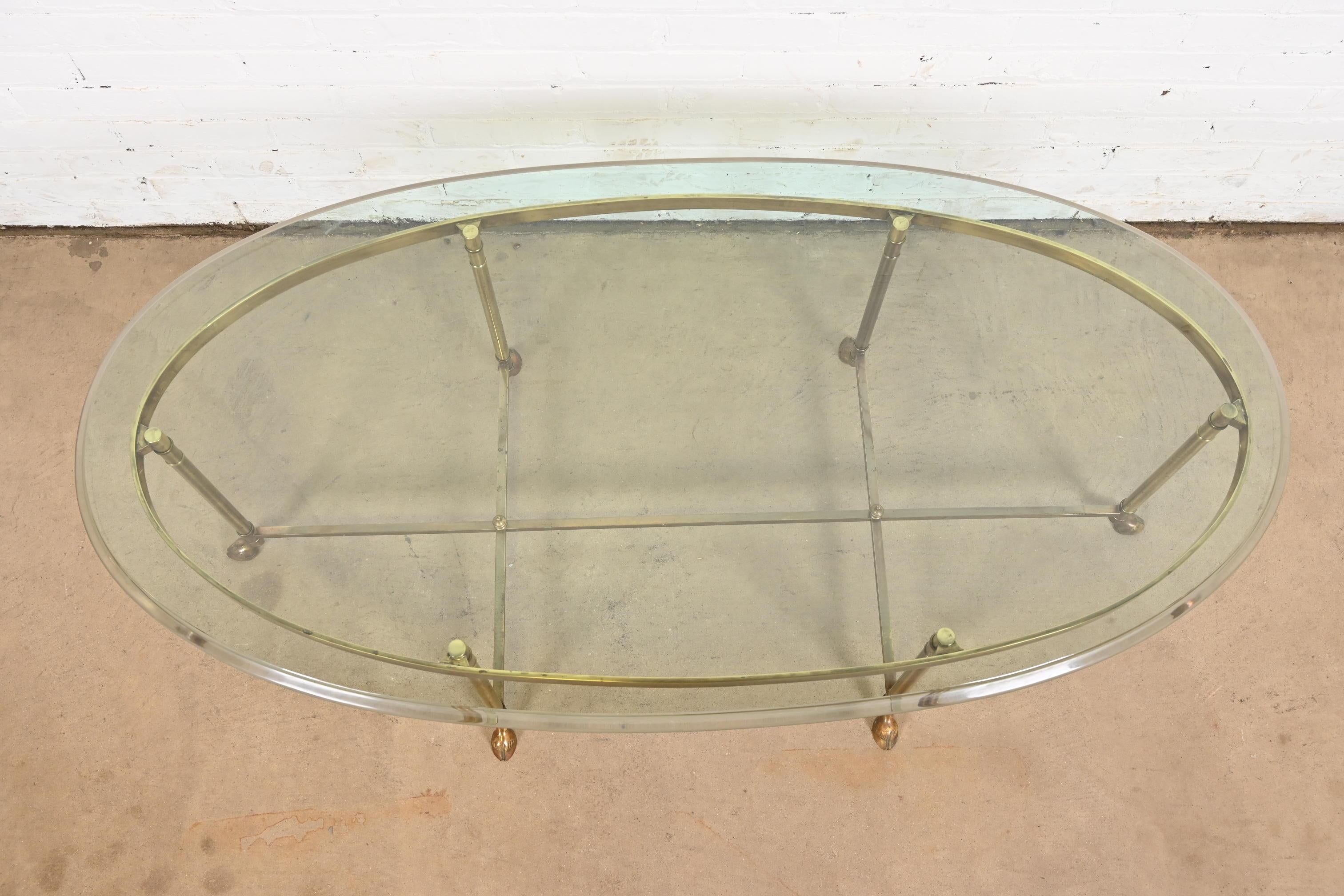 Laiton Labarge table de cocktail Hollywood Regency avec pieds à capuche en laiton et verre, vers 1960 en vente
