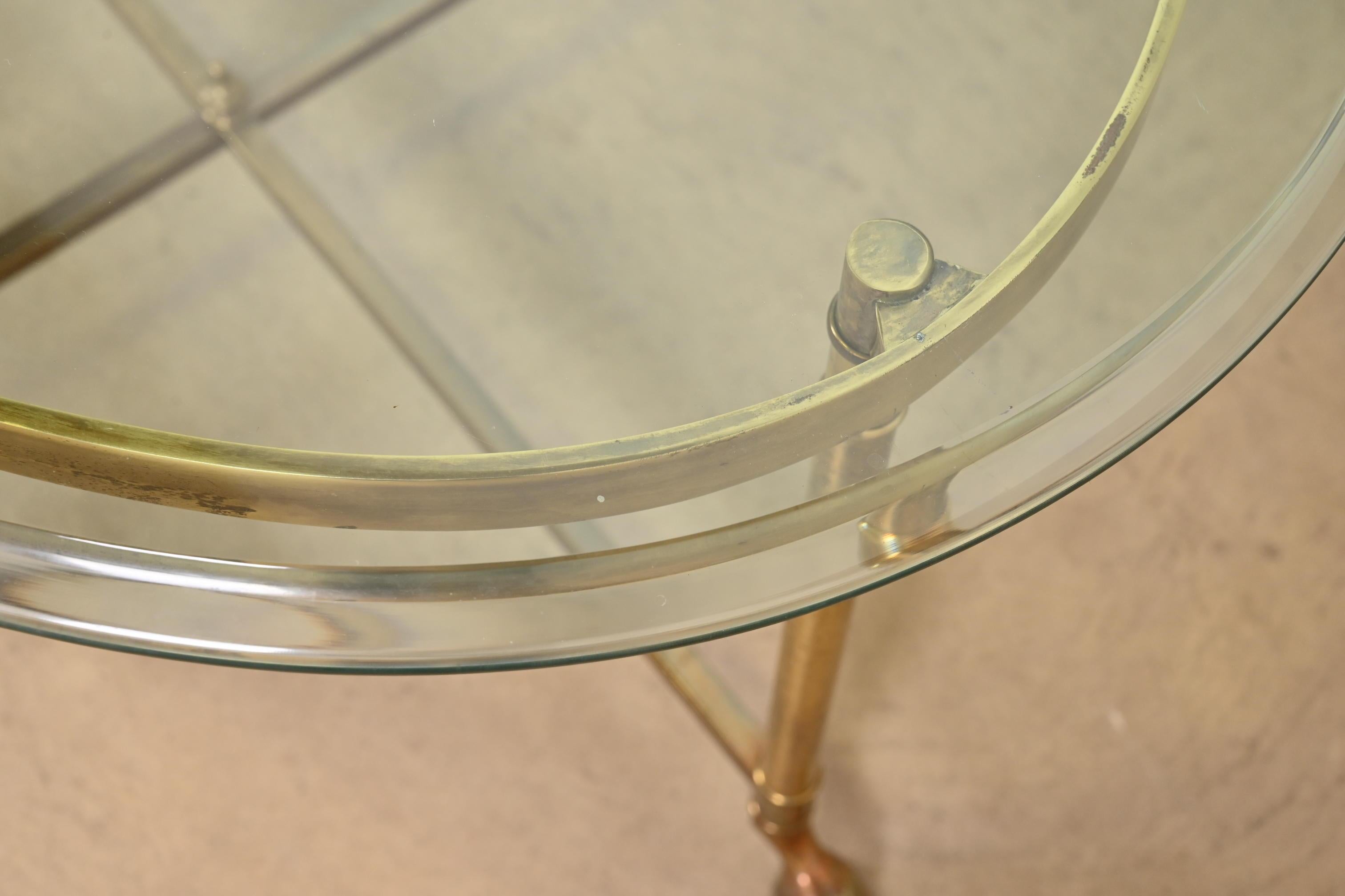 Labarge table de cocktail Hollywood Regency avec pieds à capuche en laiton et verre, vers 1960 en vente 1