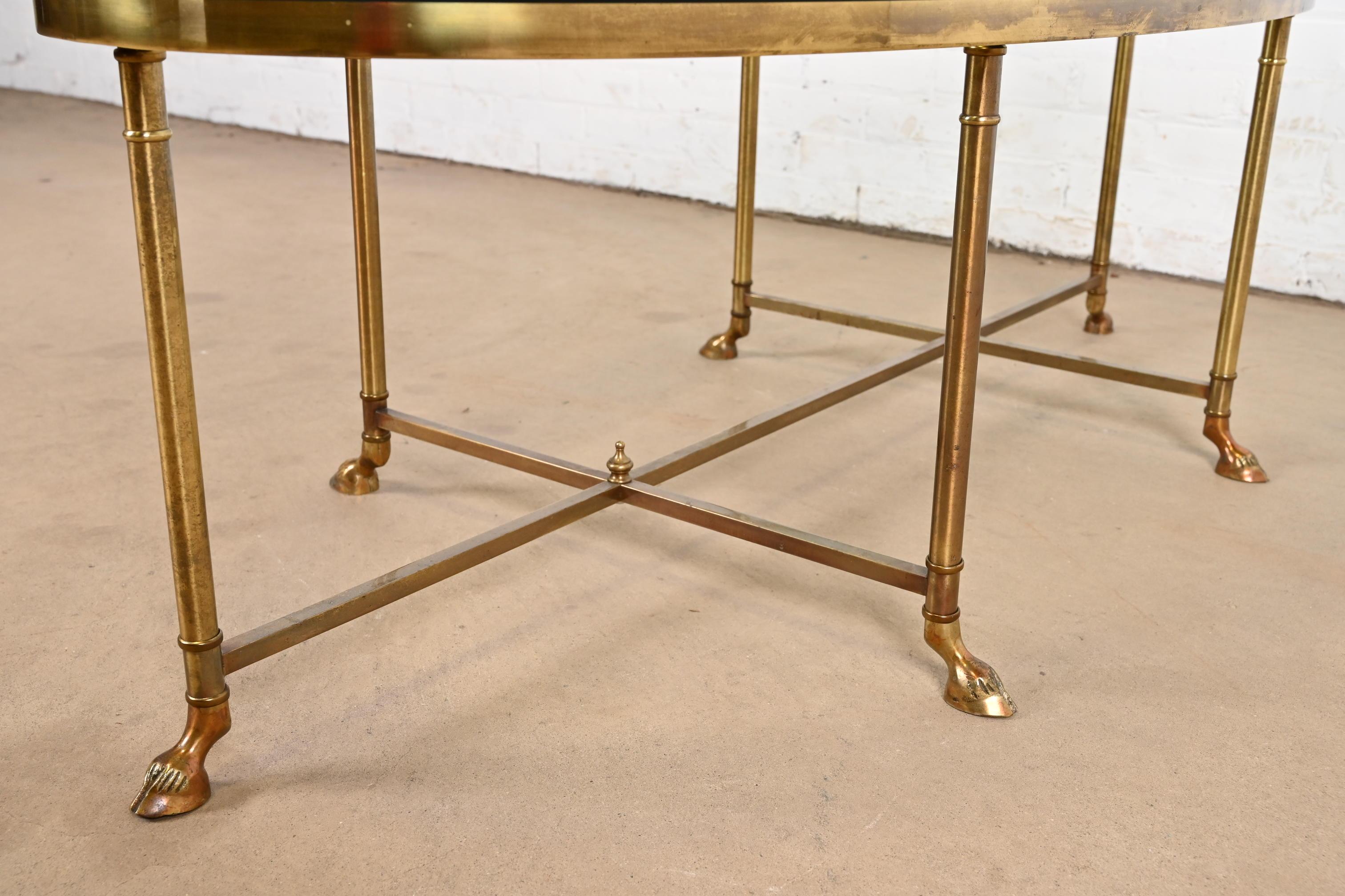 Labarge table de cocktail Hollywood Regency avec pieds à capuche en laiton et verre, vers 1960 en vente 2