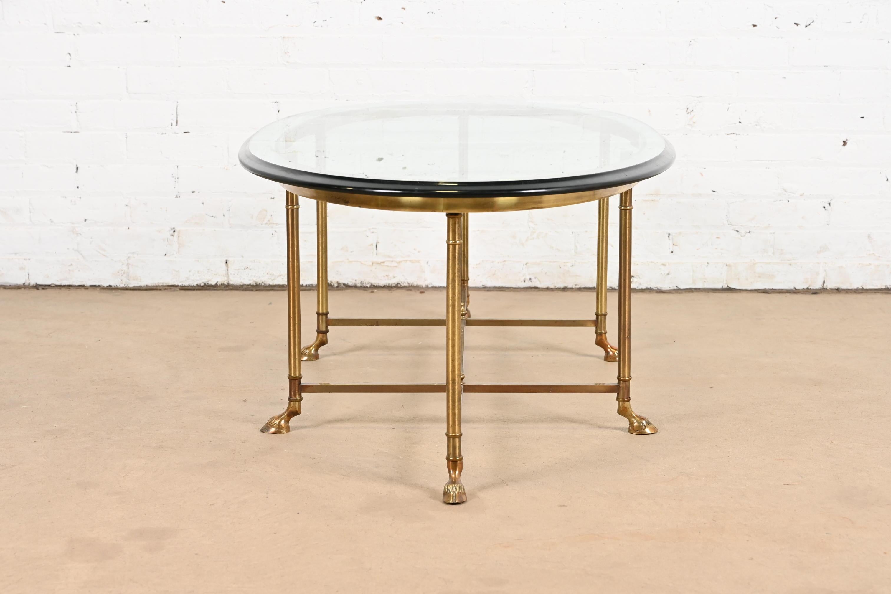 Labarge table de cocktail Hollywood Regency avec pieds à capuche en laiton et verre, vers 1960 en vente 3
