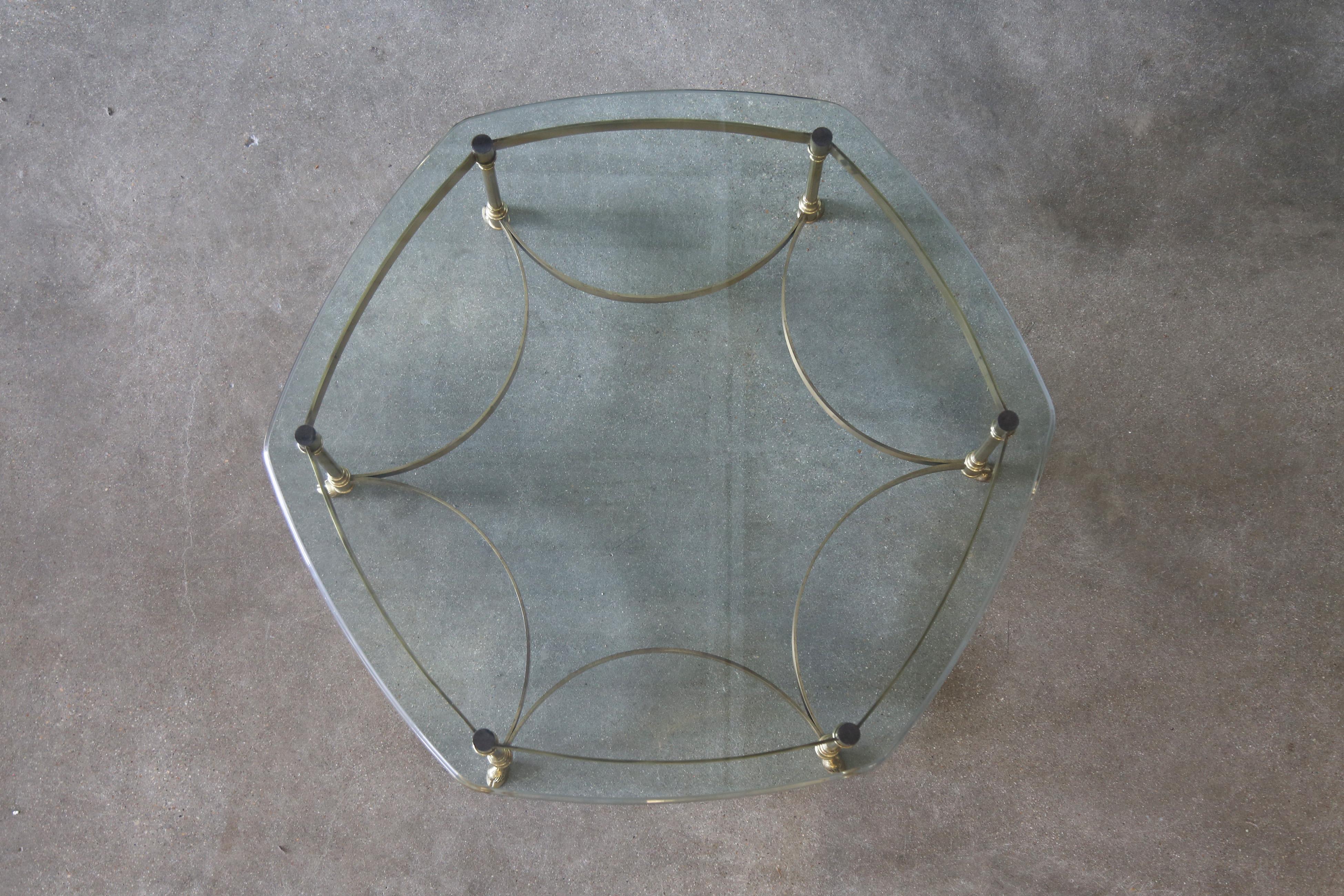 Metà XX secolo Tavolino da caffè con piedi scanalati in ottone e vetro di Labarge Hollywood Regency, anni '60 in vendita