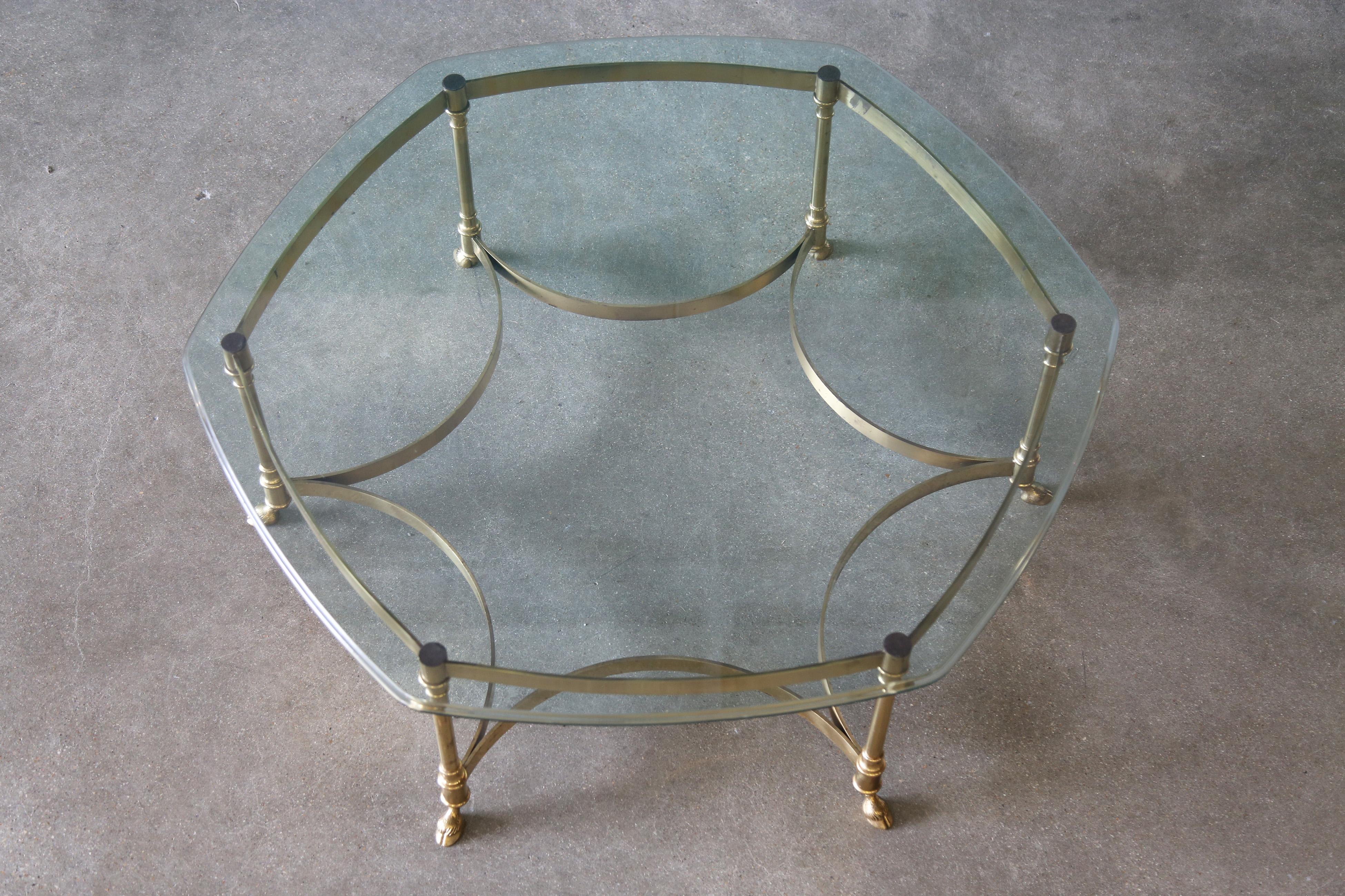 Ottone Tavolino da caffè con piedi scanalati in ottone e vetro di Labarge Hollywood Regency, anni '60 in vendita