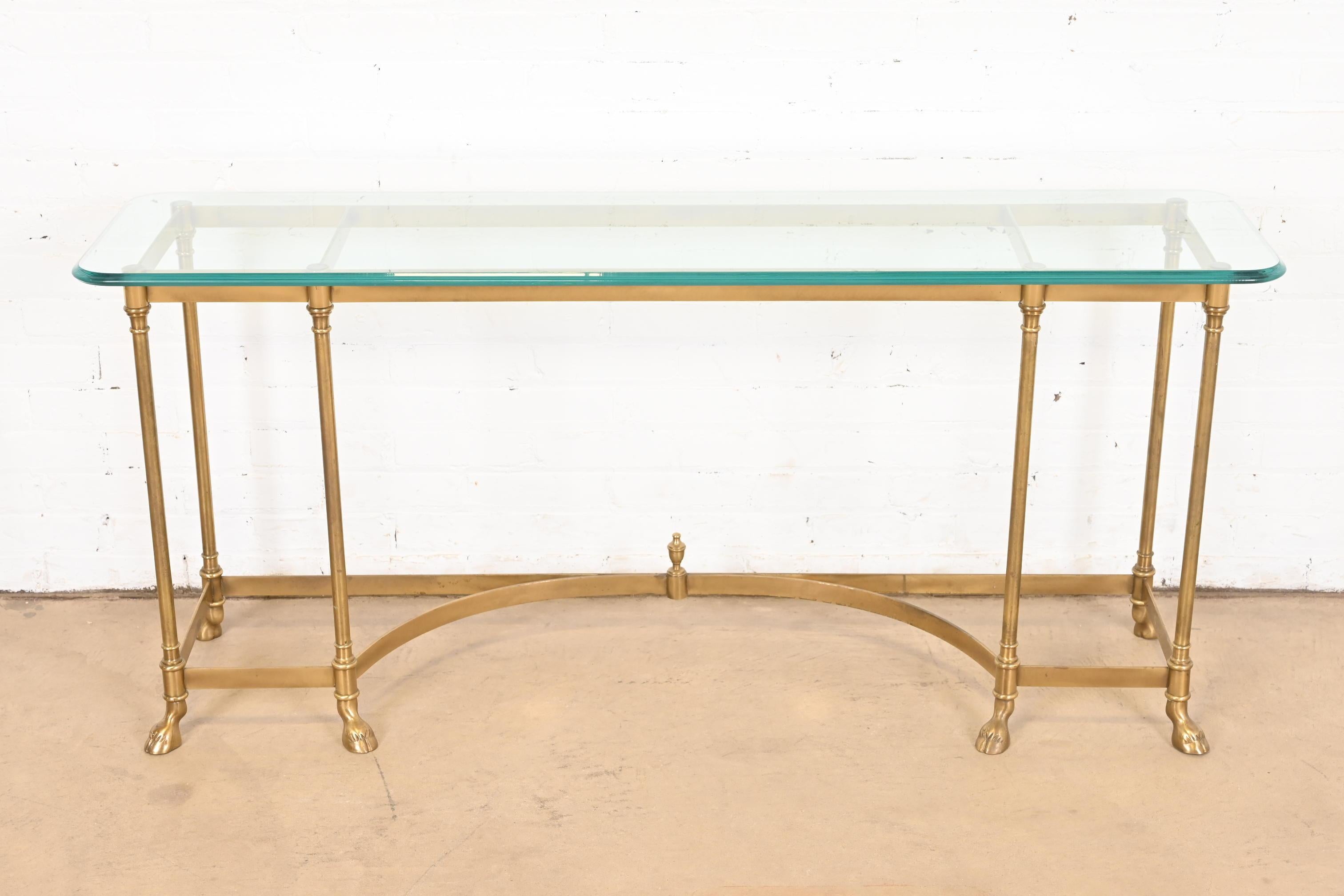 Magnifique console, table d'entrée ou table de canapé de style Hollywood Regency moderne du milieu du siècle, avec pieds en sabot.

Par Labarge

Circa 1960s

Cadre en laiton massif, avec plateau en verre biseauté.

Dimensions : 59,5 