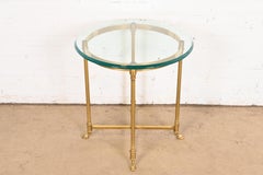 Labarge Hollywood Regency, table d'appoint en laiton et verre avec pieds à crochets, années 1960