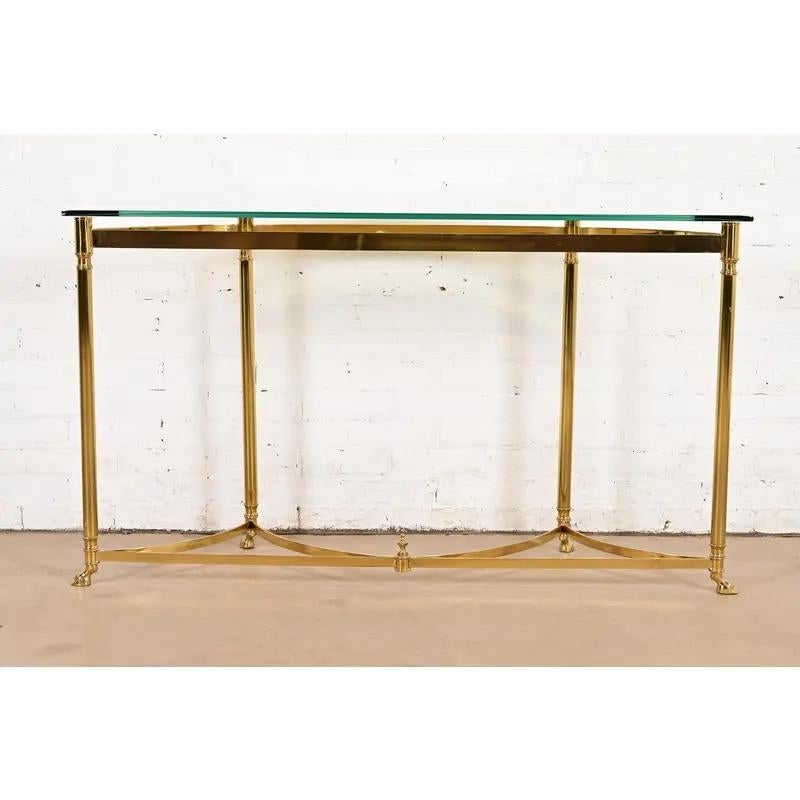 Mesa consola Labarge Hollywood Regency de latón con patas en forma de cascos, circa años 60 en venta 7