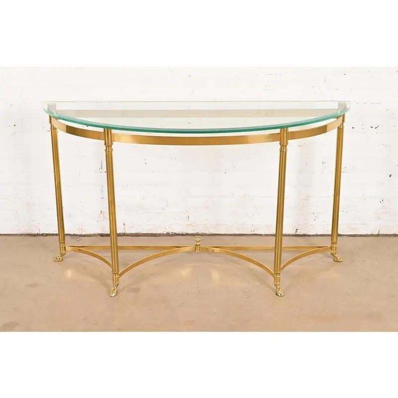 Una preciosa mesa de entrada, consola o mesa de sofá de estilo Hollywood Regency moderno de mediados de siglo

Por Labarge

EE.UU., alrededor de 1960

Marco de latón macizo, con tapa de cristal.

Medidas: 53