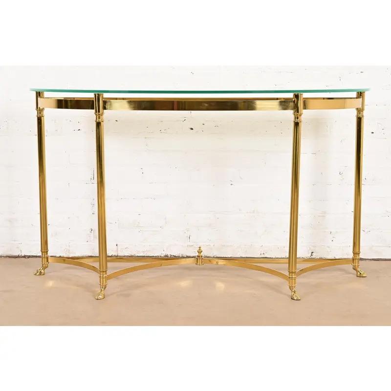 Mesa consola Labarge Hollywood Regency de latón con patas en forma de cascos, circa años 60 Estadounidense en venta