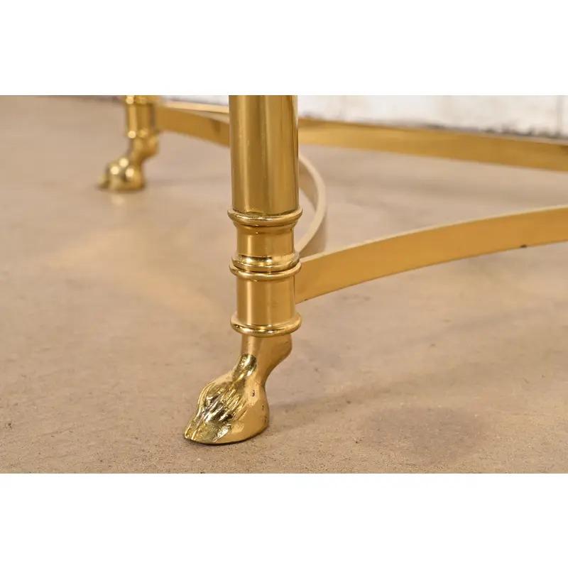 Mesa consola Labarge Hollywood Regency de latón con patas en forma de cascos, circa años 60 Latón en venta