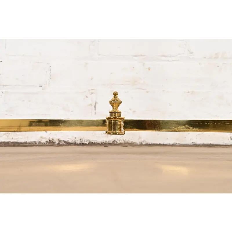 Mesa consola Labarge Hollywood Regency de latón con patas en forma de cascos, circa años 60 en venta 1
