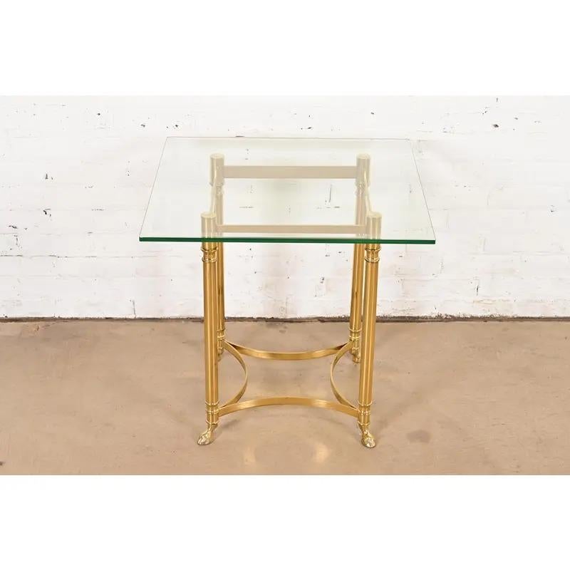 Preciosa mesa auxiliar Hollywood Regency moderna de mediados de siglo con patas acanaladas 

Por Labarge

EE.UU., alrededor de 1960

Marco de latón macizo, con tapa de cristal.

Medidas: 24,25