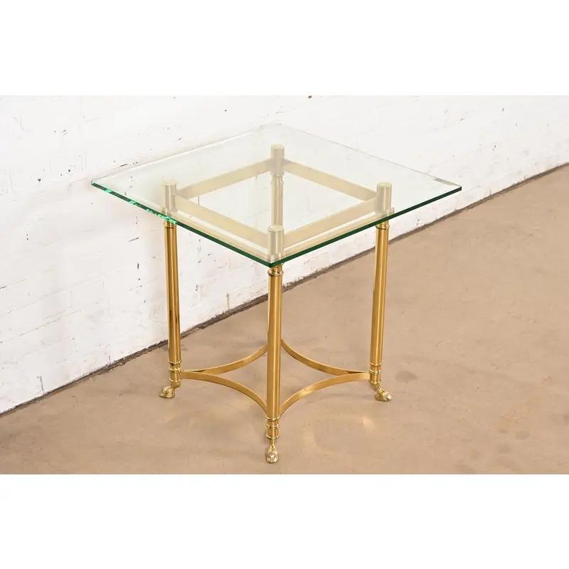 Mesa auxiliar Labarge Hollywood Regency de latón con pies de cuernos, Circa 1960s Regencia de Hollywood en venta