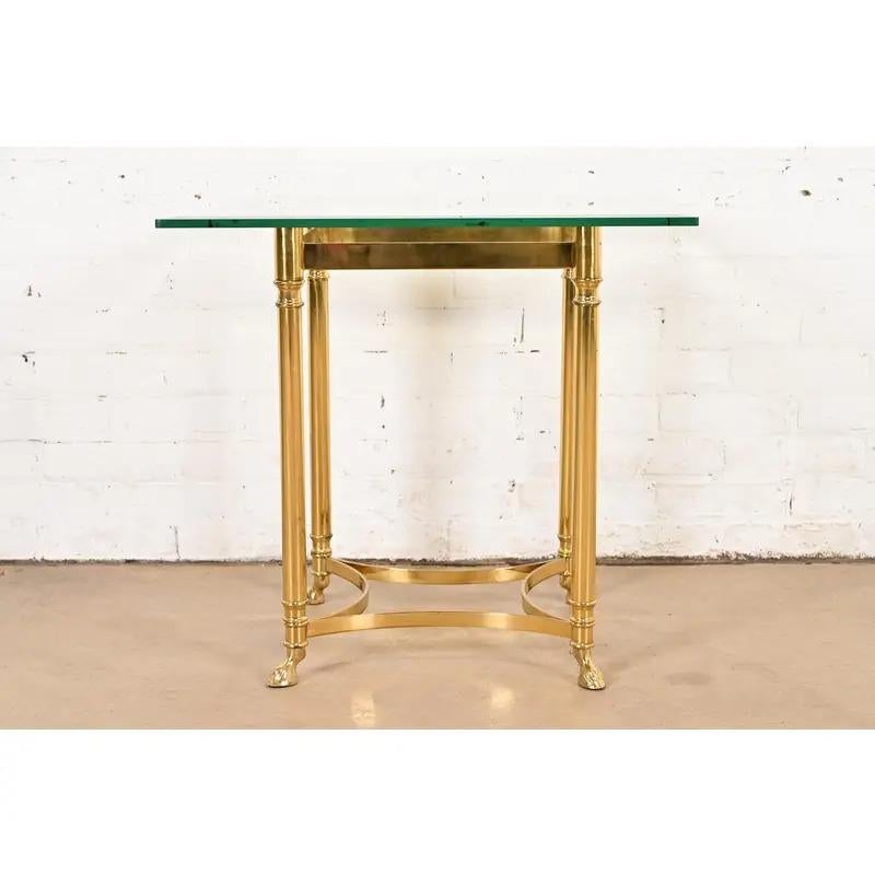 Mesa auxiliar Labarge Hollywood Regency de latón con pies de cuernos, Circa 1960s Estadounidense en venta