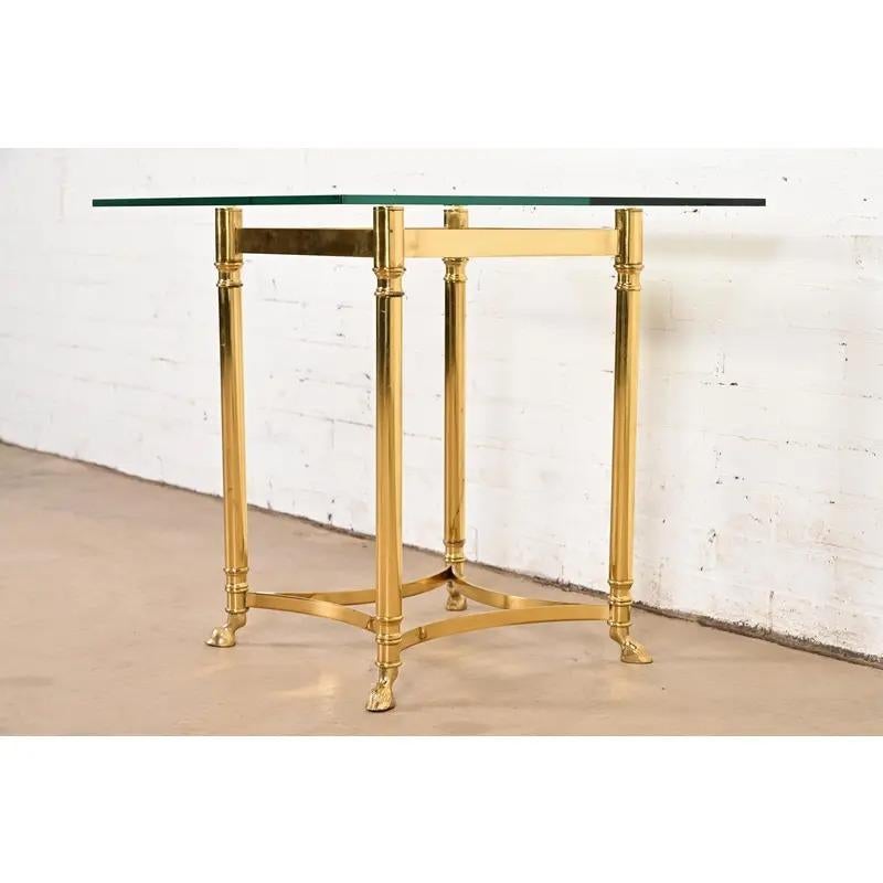 Mesa auxiliar Labarge Hollywood Regency de latón con pies de cuernos, Circa 1960s en Bueno estado para la venta en South Bend, IN