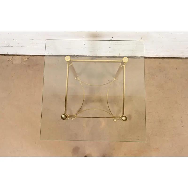 Mesa auxiliar Labarge Hollywood Regency de latón con pies de cuernos, Circa 1960s mediados del siglo XX en venta