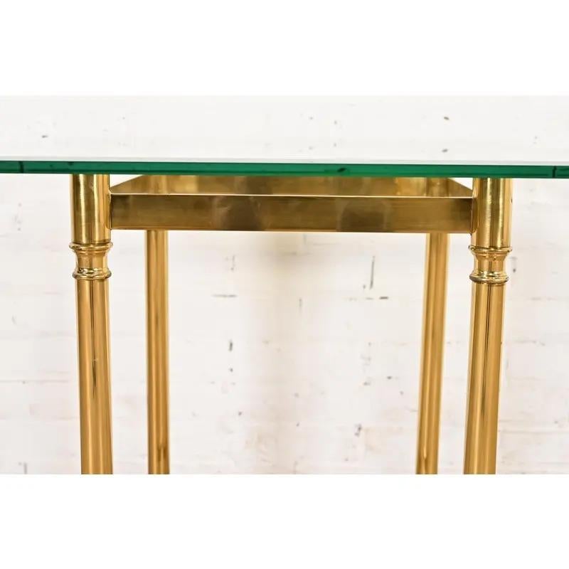 Mesa auxiliar Labarge Hollywood Regency de latón con pies de cuernos, Circa 1960s Latón en venta