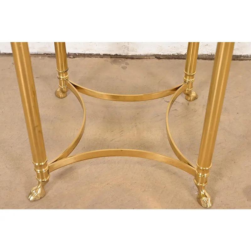 Mesa auxiliar Labarge Hollywood Regency de latón con pies de cuernos, Circa 1960s en venta 1