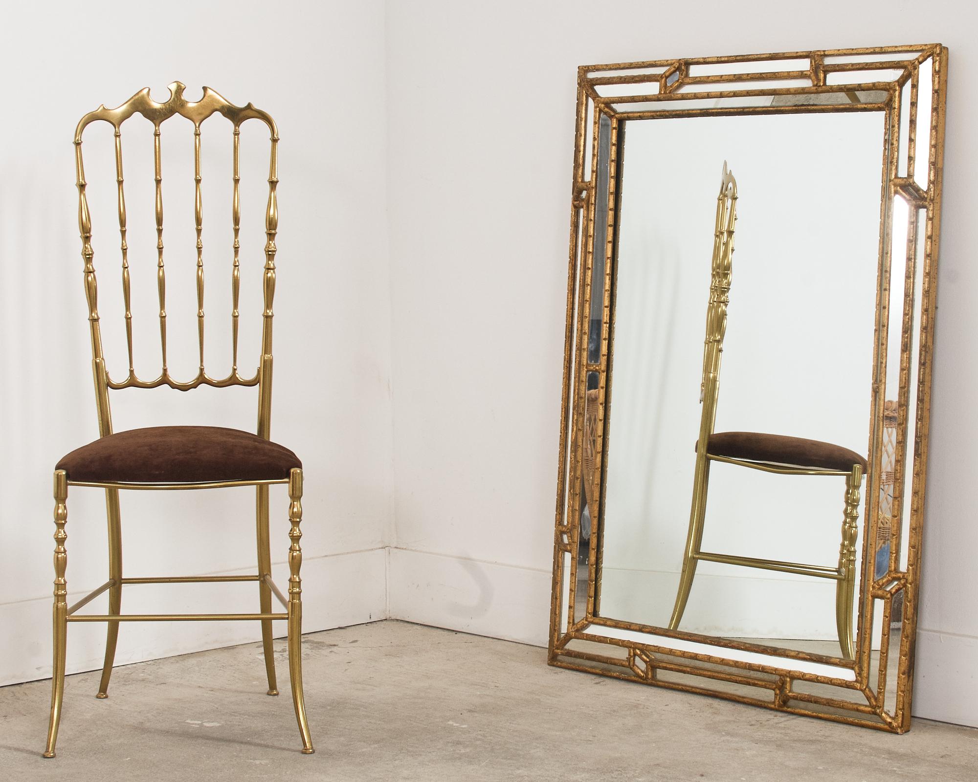 Fait main Miroir coussin en bois doré et faux bambou Labarge Hollywood Regency en vente
