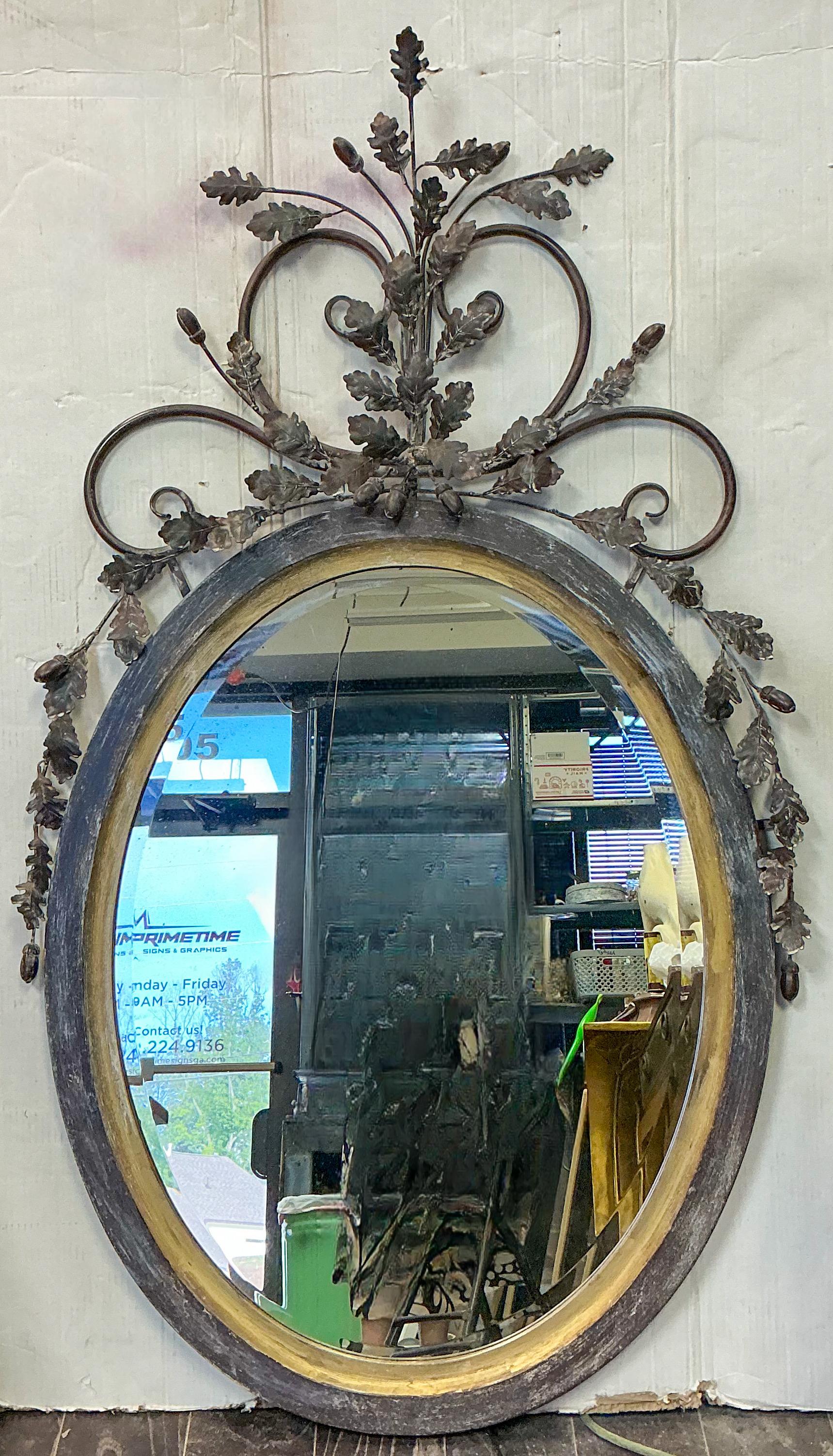 Specchio LaBarge in legno d'orato e tole dipinte con ghianda e fogliame in metallo In condizioni buone in vendita a Kennesaw, GA