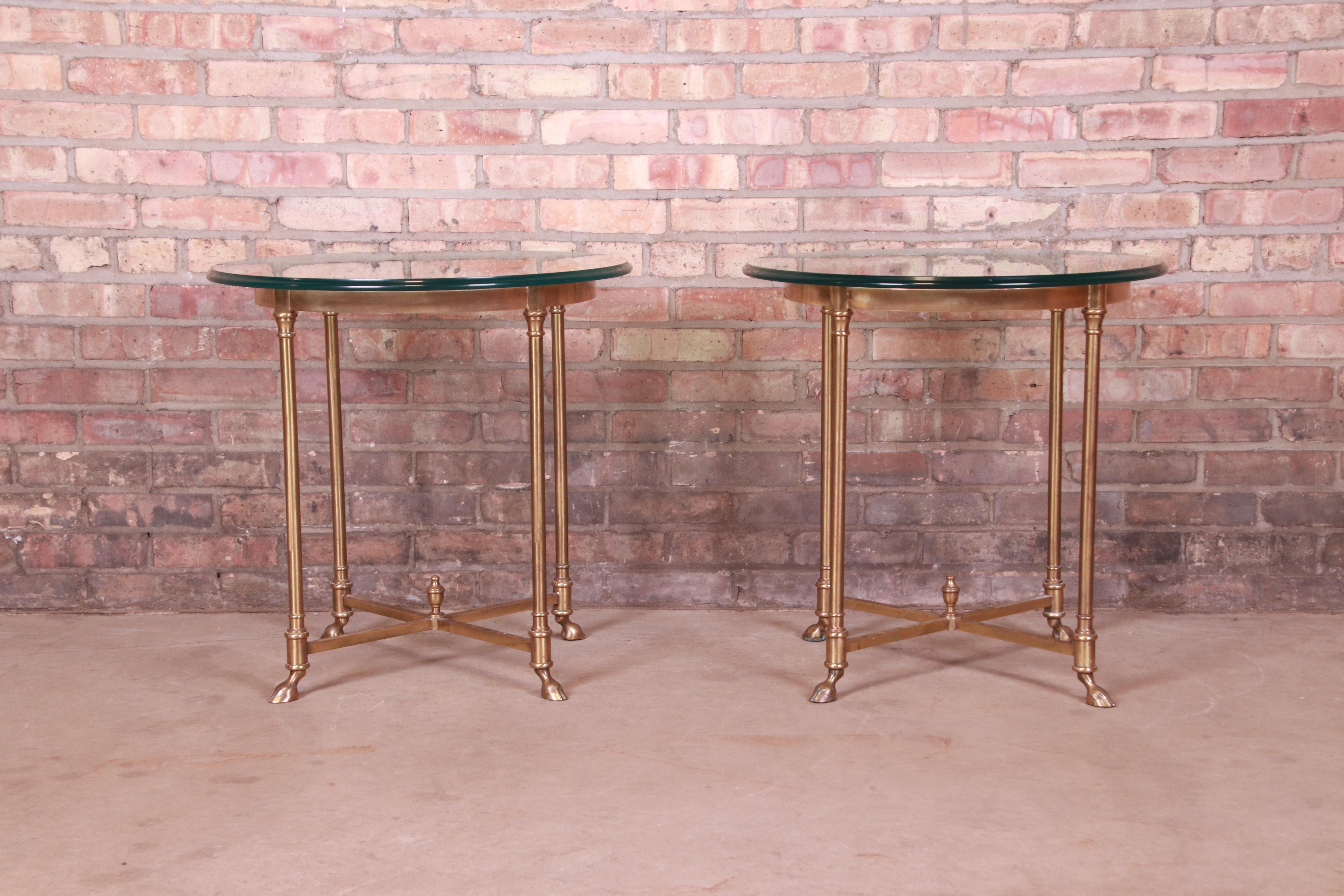 A gorgeous pair of Mid-Century Modern Hollywood Regency hooved feet side tables

By Labarge

Italy, Circa 1960s

Solid brass frames, with beveled glass tops.

Measures: 24