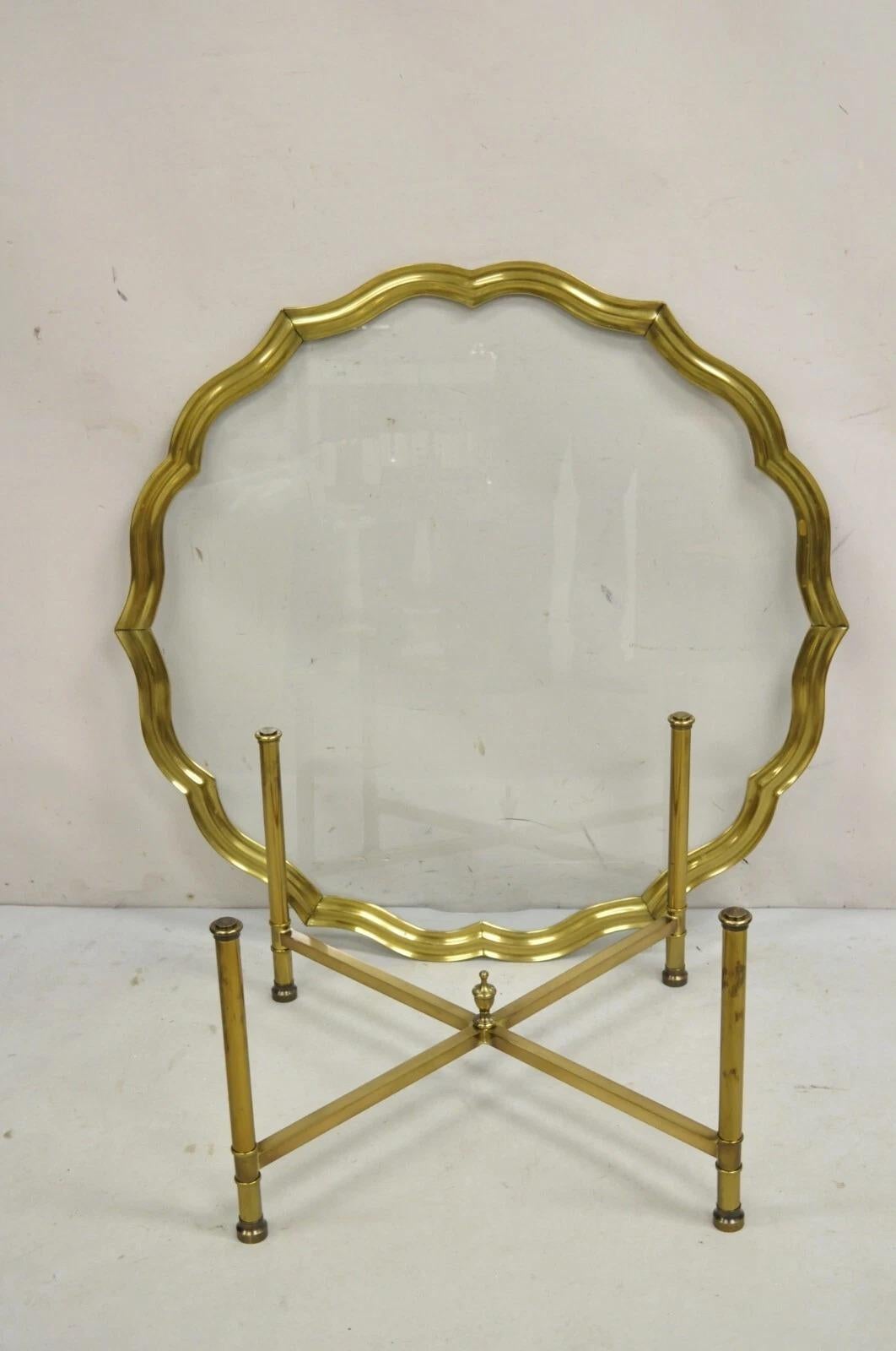 Table basse italienne Hollywood Regency en laiton et verre festonné en vente 4