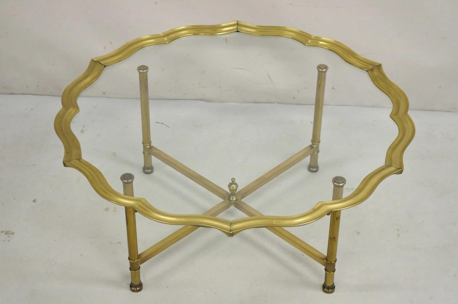 Table basse italienne Hollywood Regency en laiton et verre festonné en vente 5