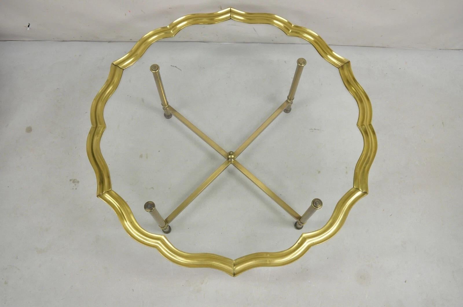 Inconnu Table basse italienne Hollywood Regency en laiton et verre festonné en vente