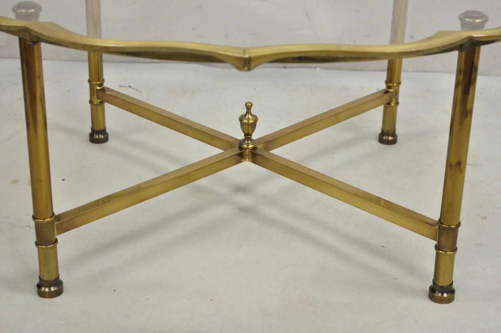 Table basse italienne Hollywood Regency en laiton et verre festonné Bon état - En vente à Philadelphia, PA