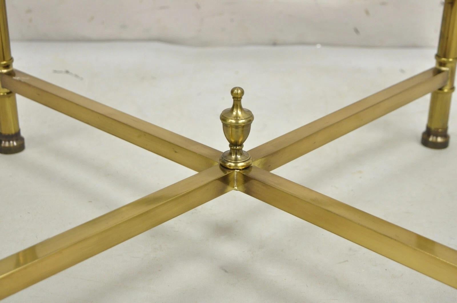 20ième siècle Table basse italienne Hollywood Regency en laiton et verre festonné en vente