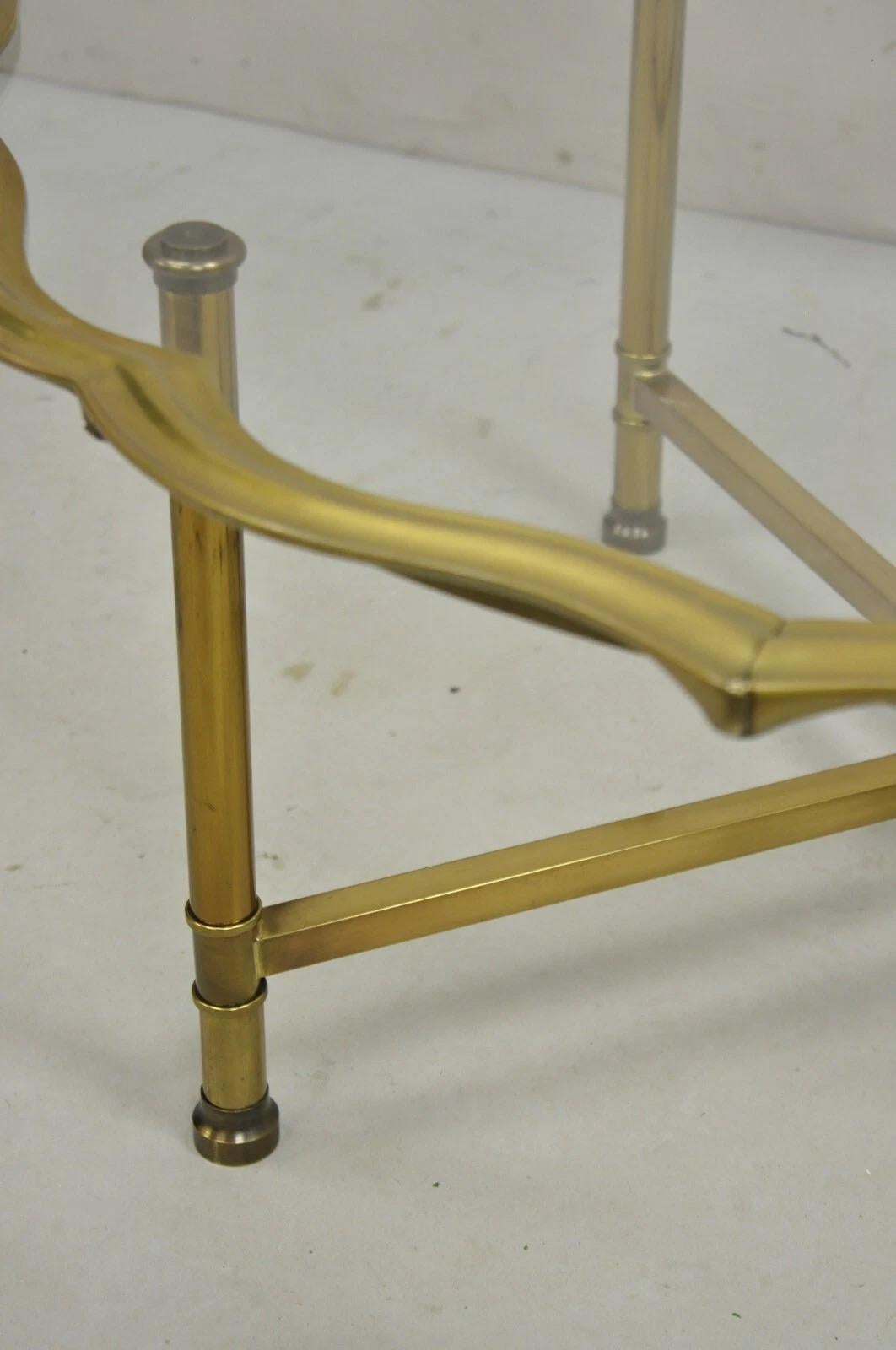 Laiton Table basse italienne Hollywood Regency en laiton et verre festonné en vente