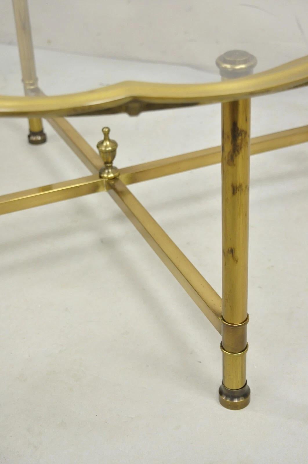 Table basse italienne Hollywood Regency en laiton et verre festonné en vente 1