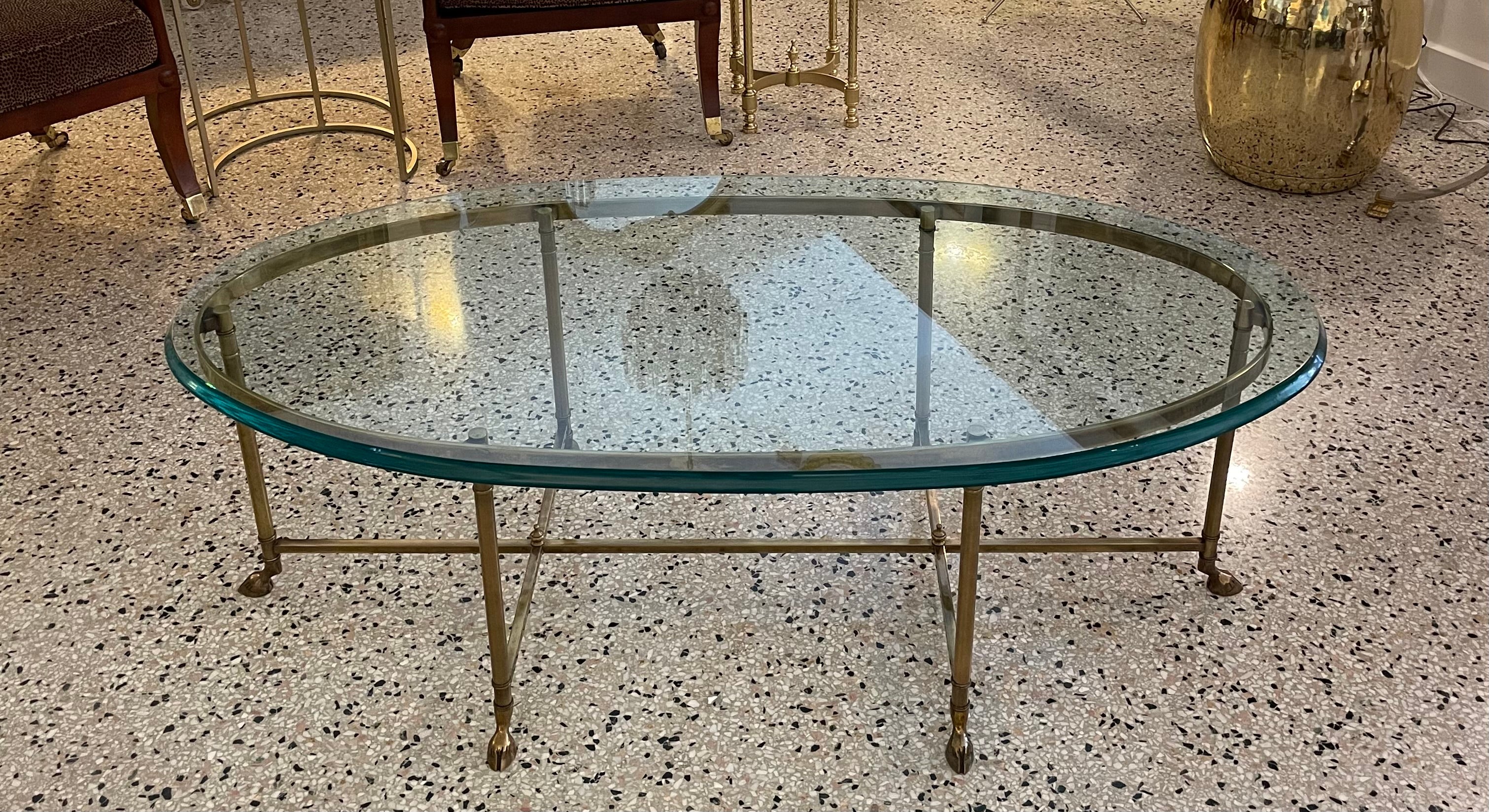 Cette table basse chic et élégante date de la fin des années 1970 et a été créée par Labarge Furniture.  La pièce est fabriquée en laiton avec une finition antique, ce qui fait de cette pièce une déclaration subtile avec sa forme classique.
