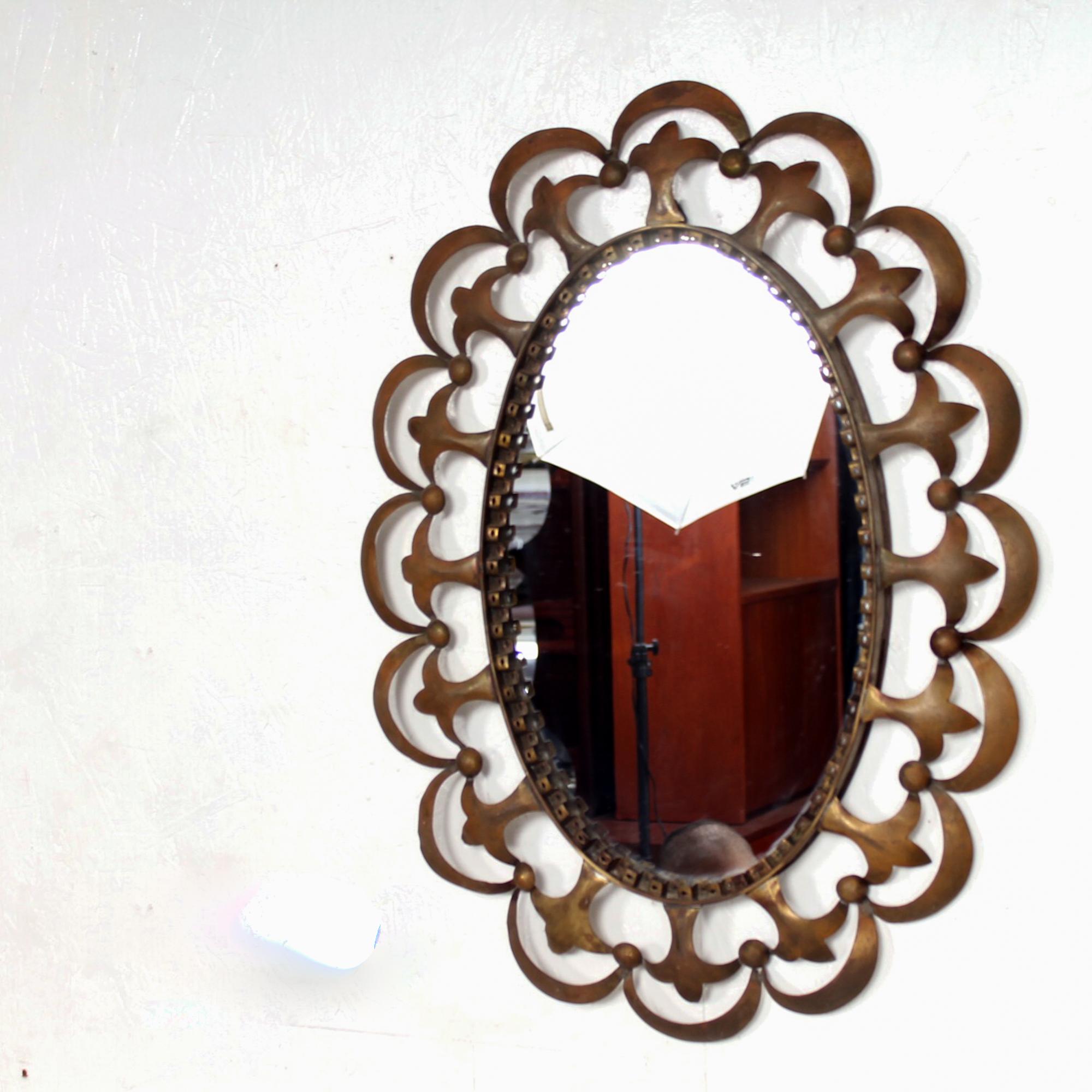 Hollywood Regency Labarge Fontana Arte style antique oval mirror in solid brass, circa 1940s.
Wonderfully ornate and simple in its presentation.
Unmarked and no information on the maker.
It can be hung horizontally or vertically.
Original