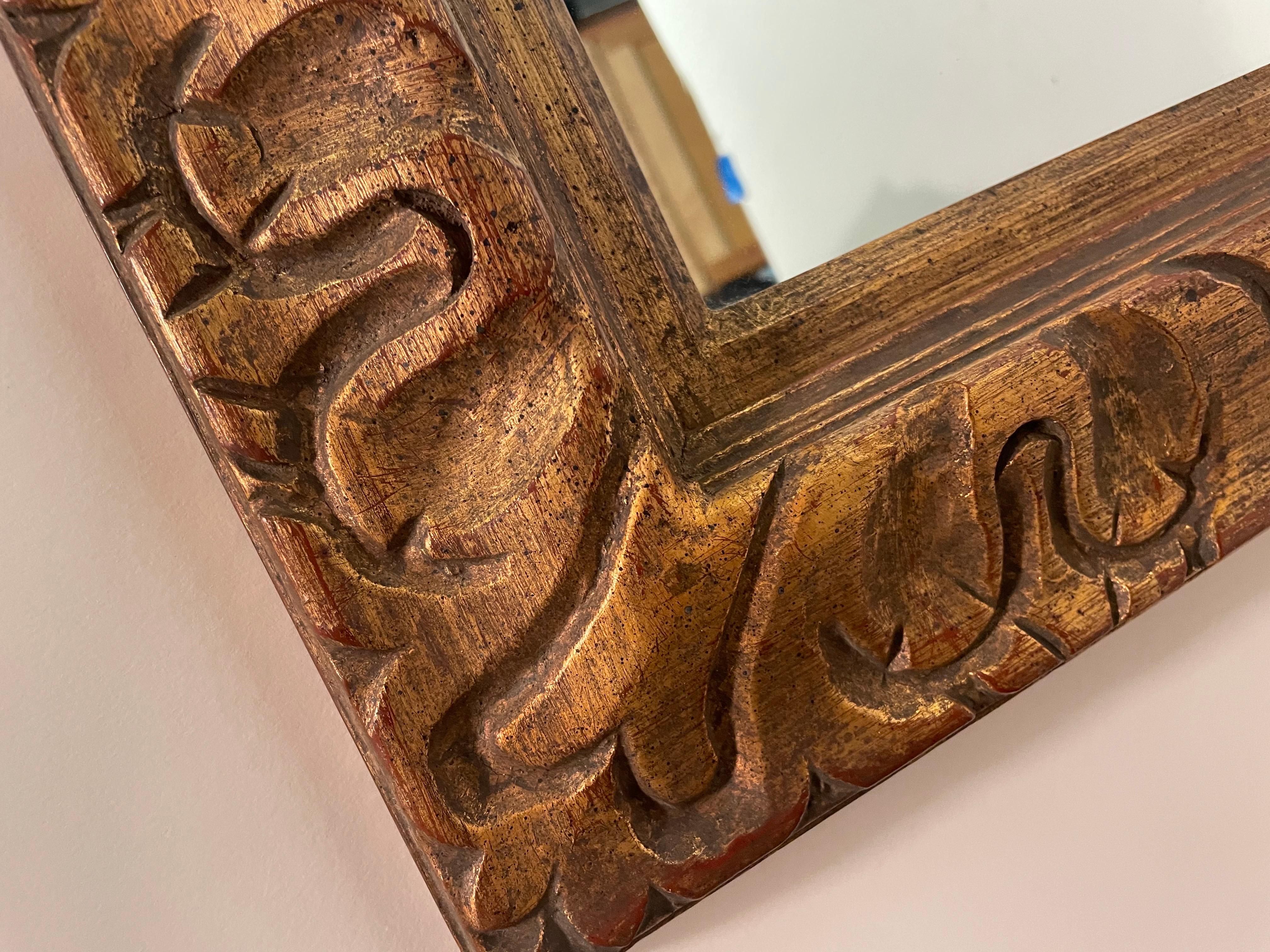 Espejo pequeño de madera dorada LaBarge Norteamericano en venta