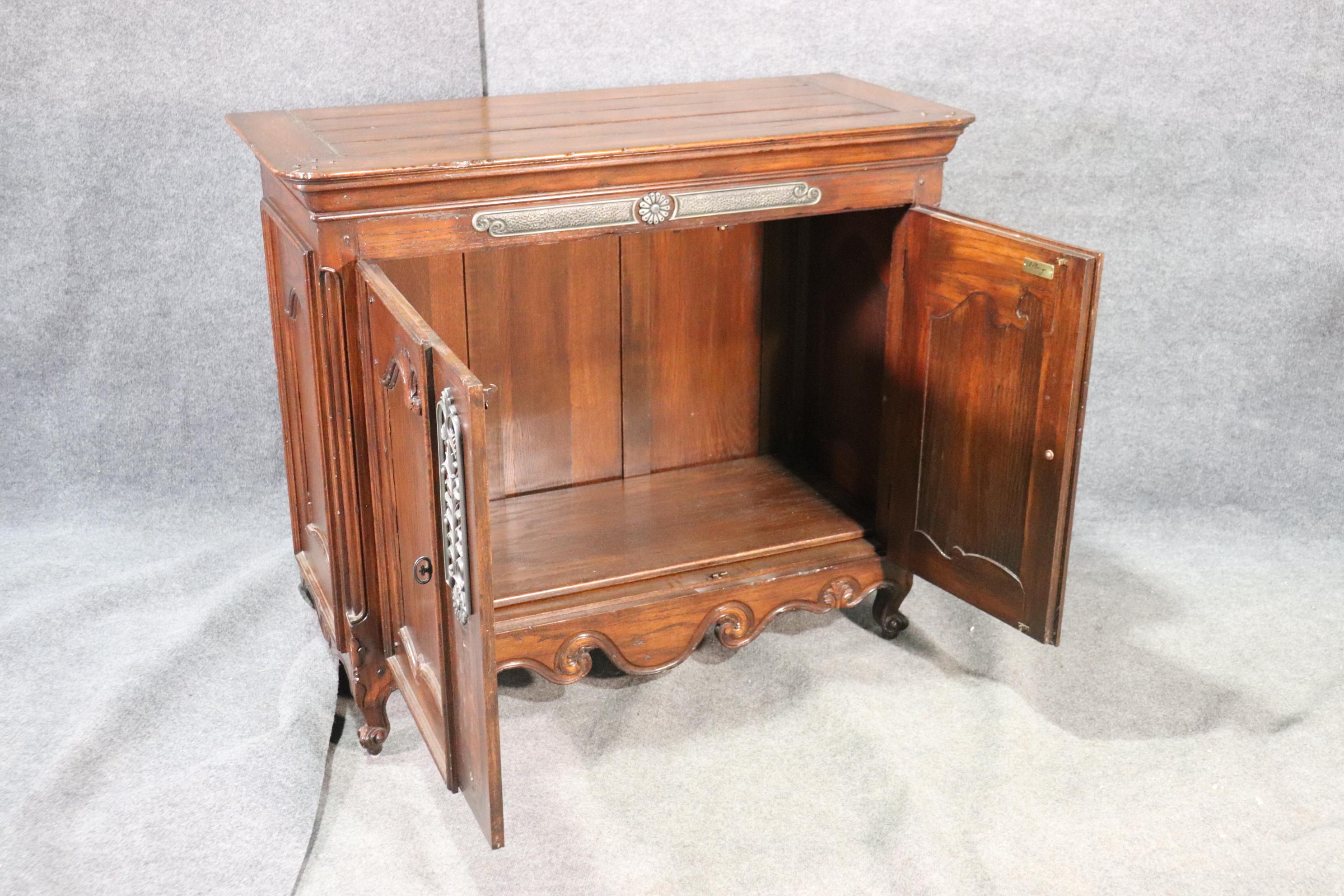 LaBarge Solid Oak French Louis XV Country Style Buffet Server In Good Condition In Swedesboro, NJ