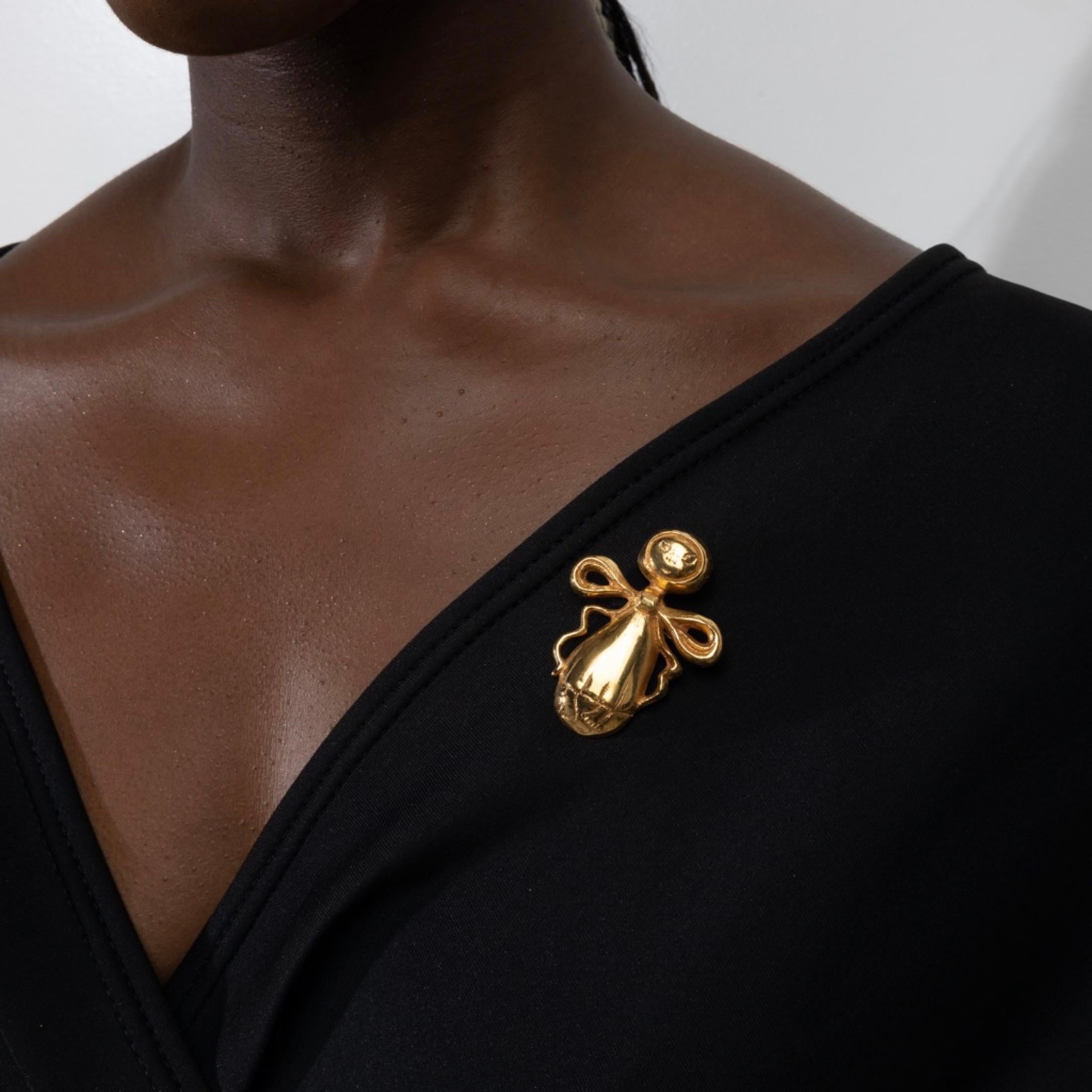 About L'abeille hybride (The hybrid bee) by Line Vautrin
The hybrid bee represents an imaginary character between a bee and a human.
We present here the version mounted on a brooch, in gilded bronze.
Signed by stamping LINE VAUTRIN
CR. : Very